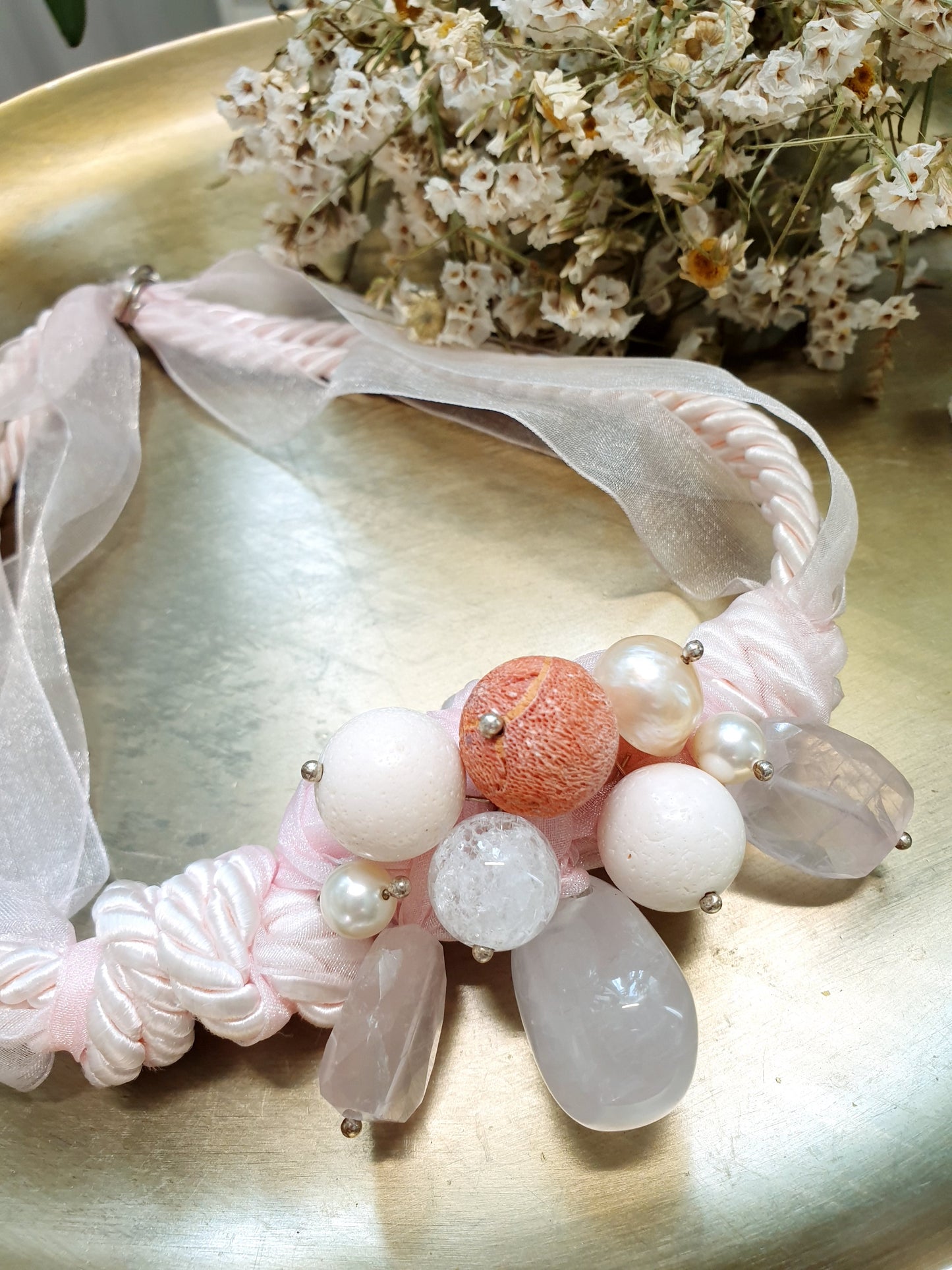Girocollo in seta con quarzo rosa, madrepora, quarzo, perle.