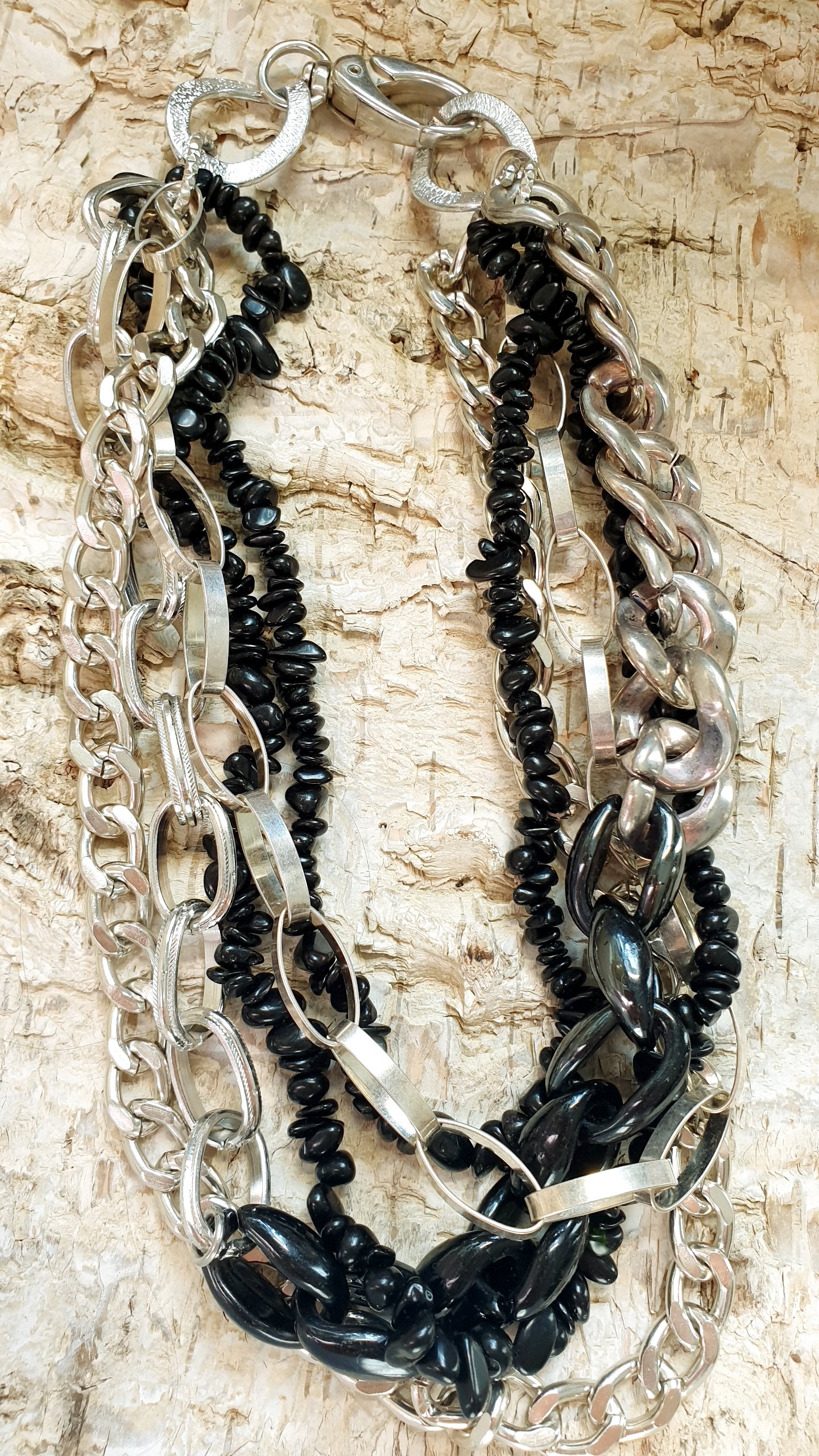 Girocollo multifilo con catene, onice, resine