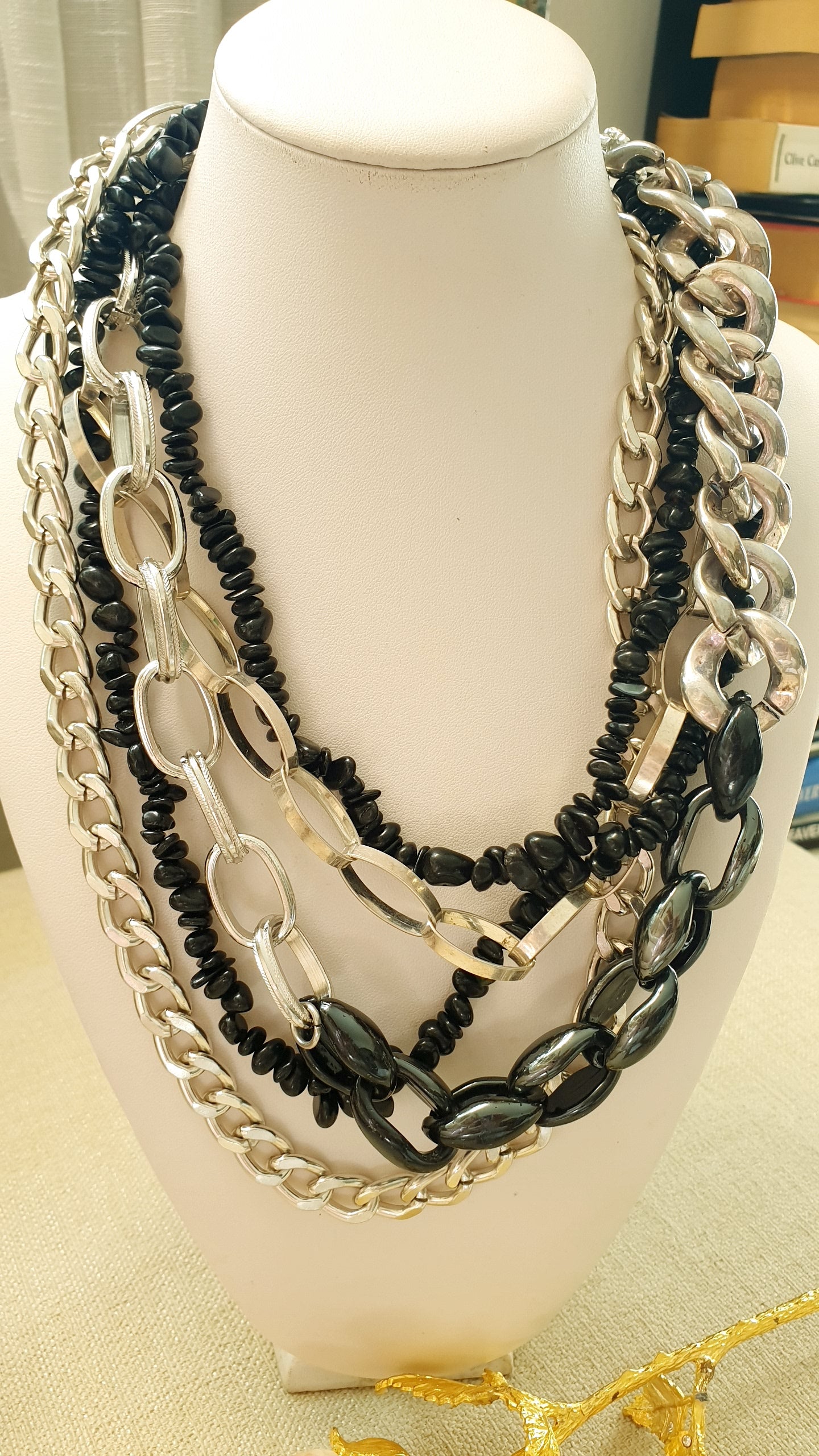 Girocollo multifilo con catene, onice, resine