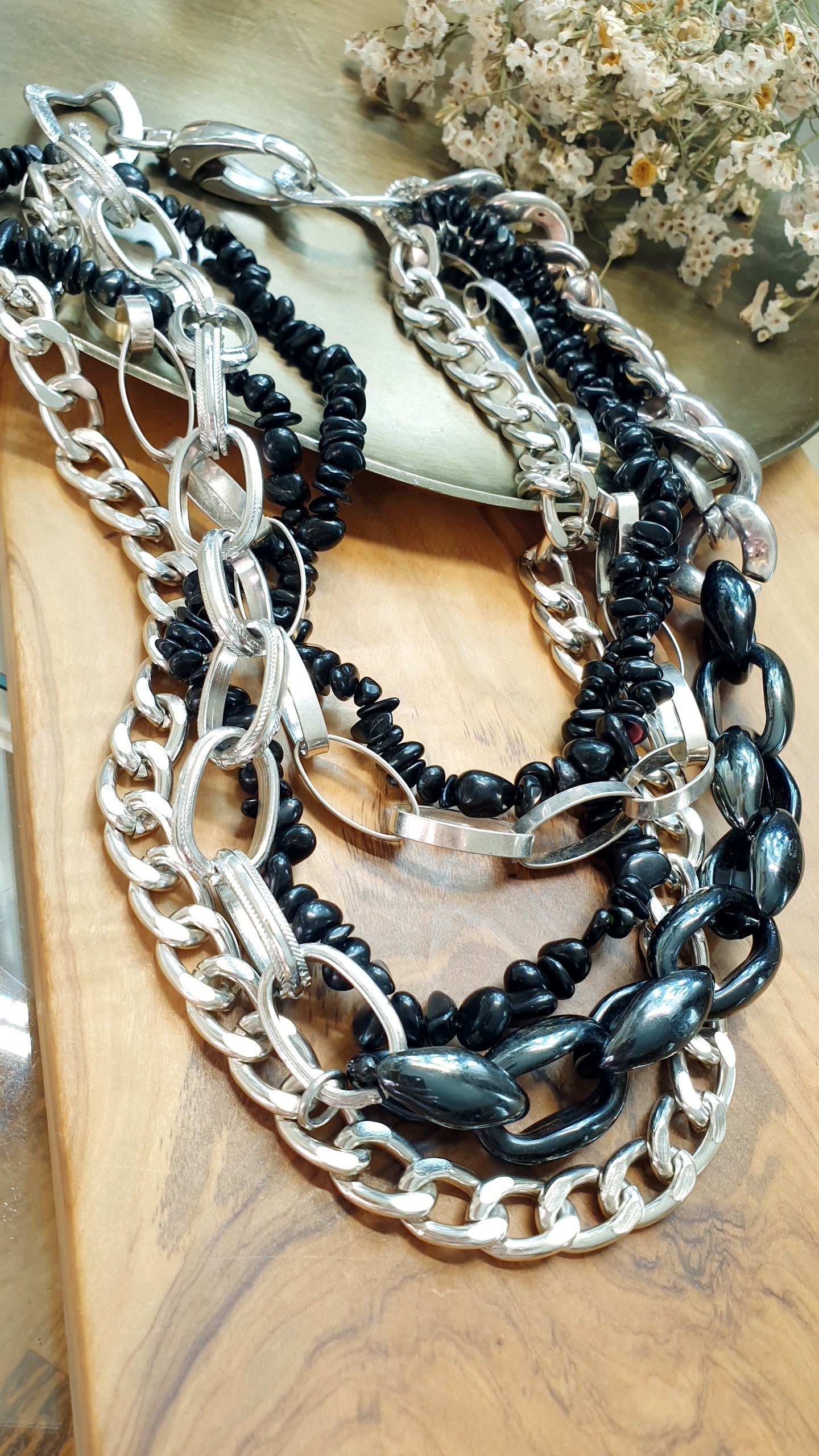 Girocollo multifilo con catene, onice, resine