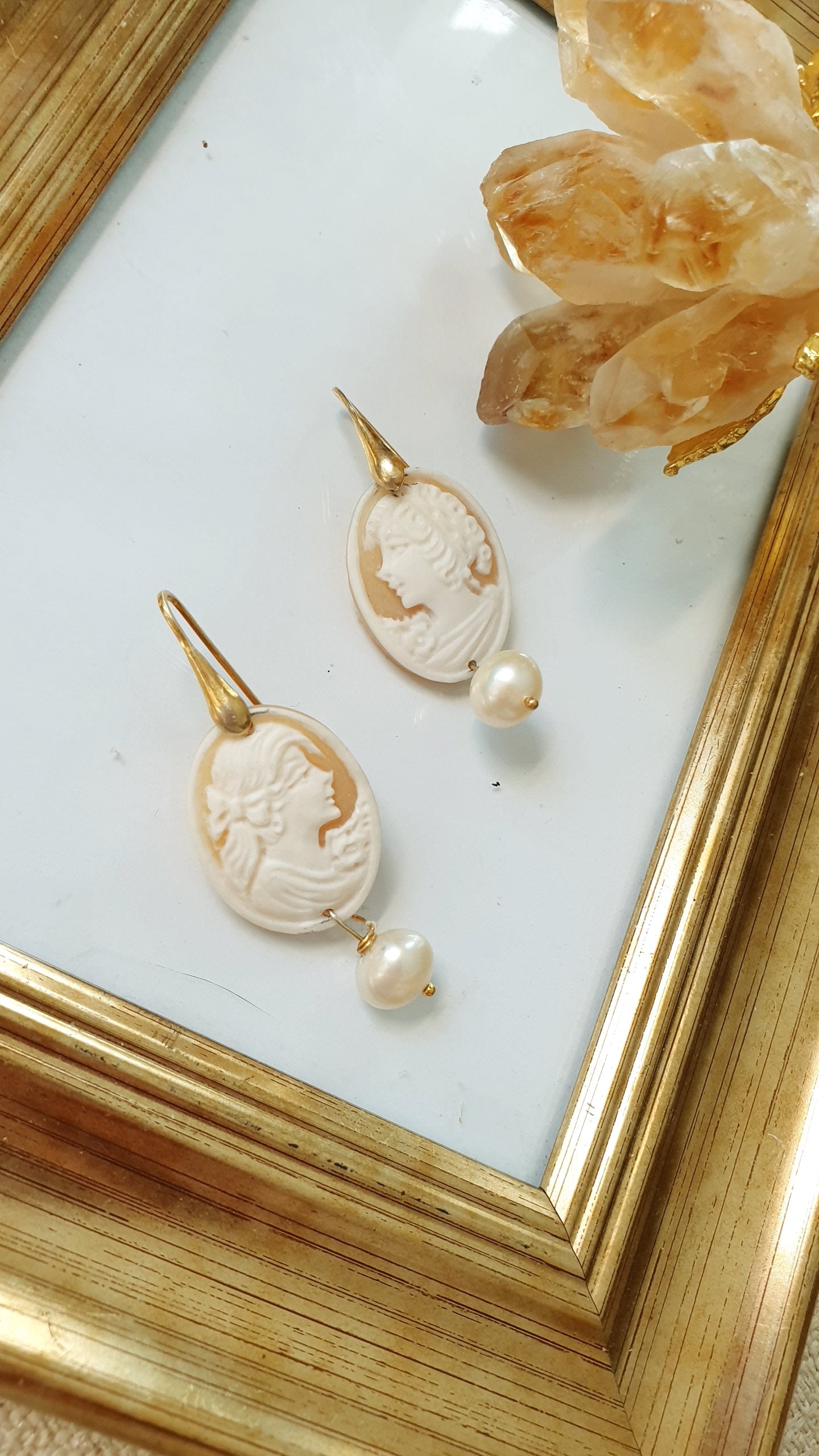 Orecchini in argento con cammei e perle di fiume