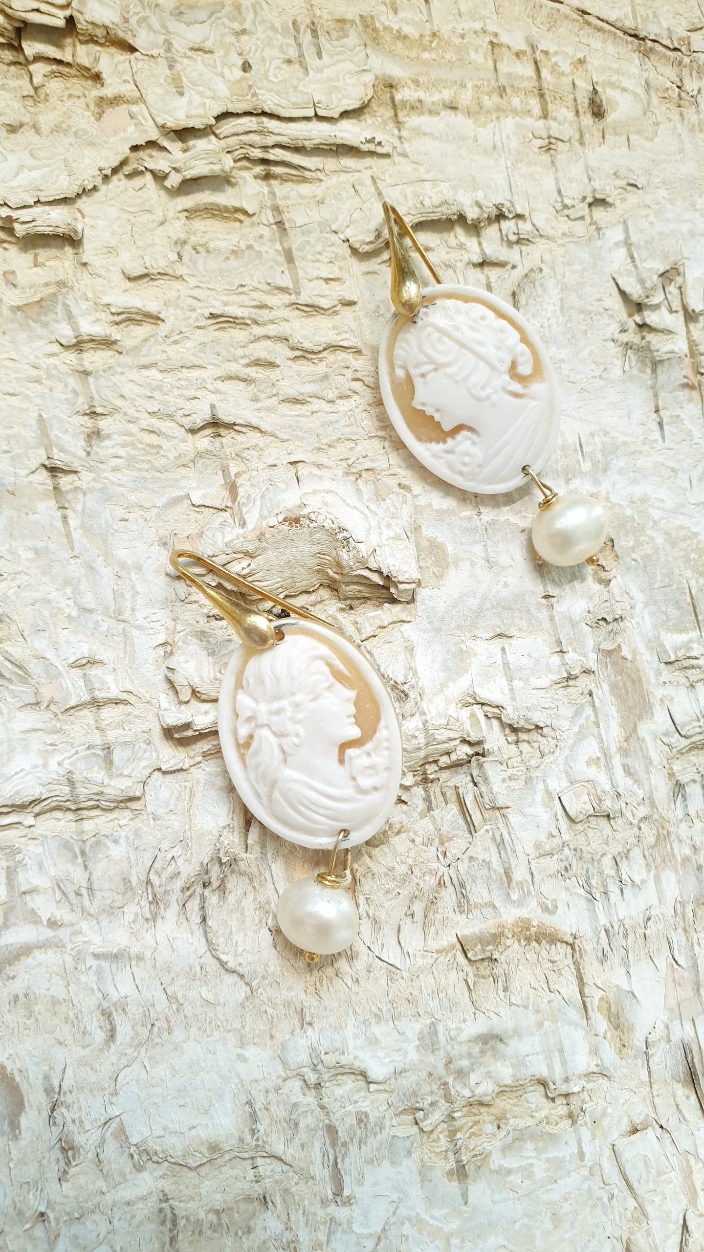 Orecchini in argento con cammei e perle di fiume