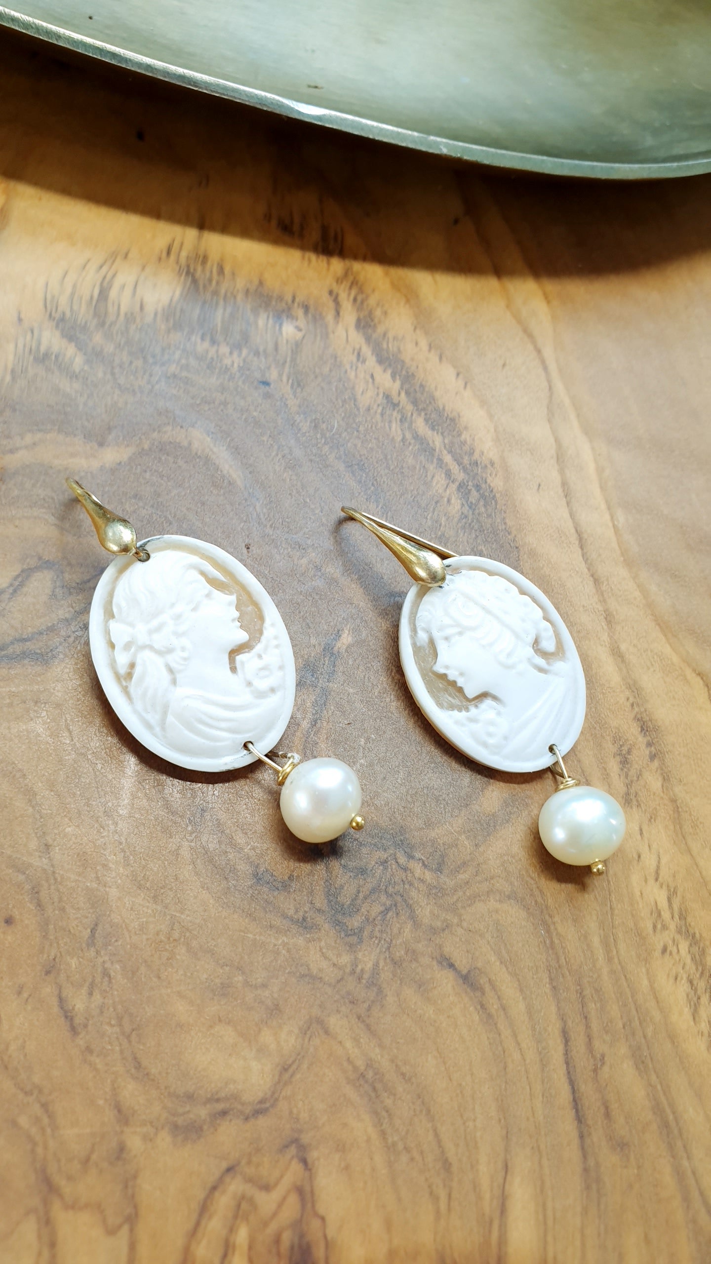 Orecchini in argento con cammei e perle di fiume