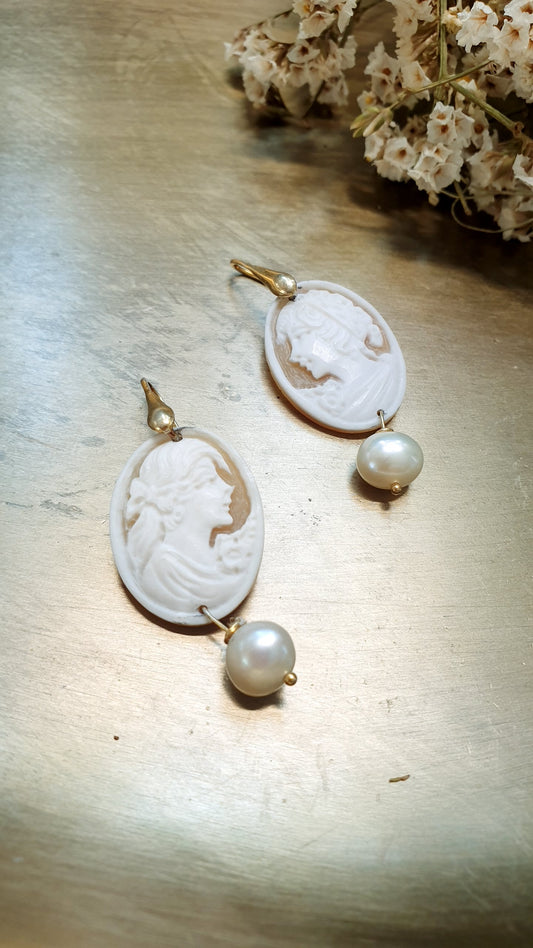 Orecchini in argento con cammei e perle di fiume