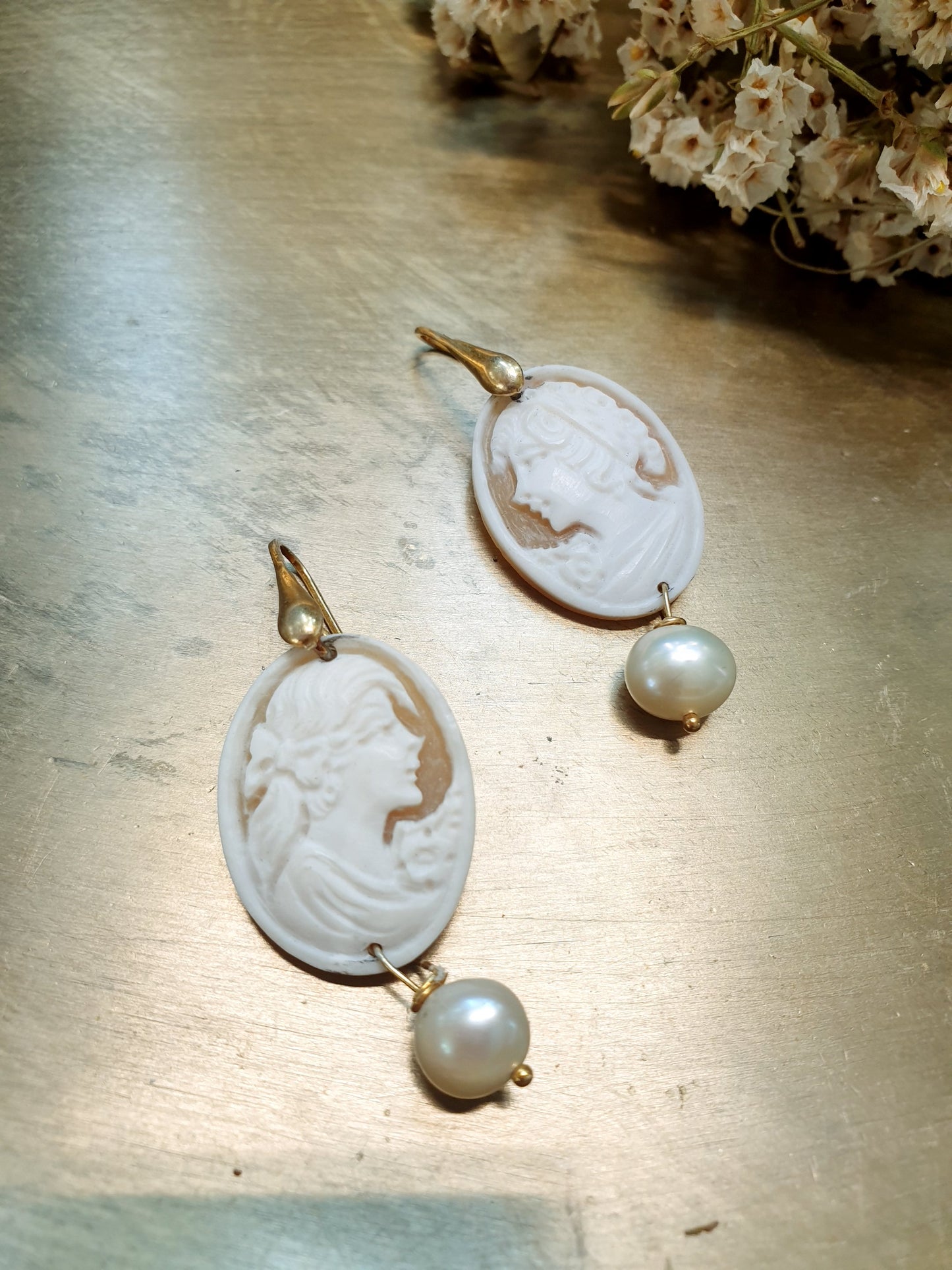 Orecchini in argento con cammei e perle di fiume