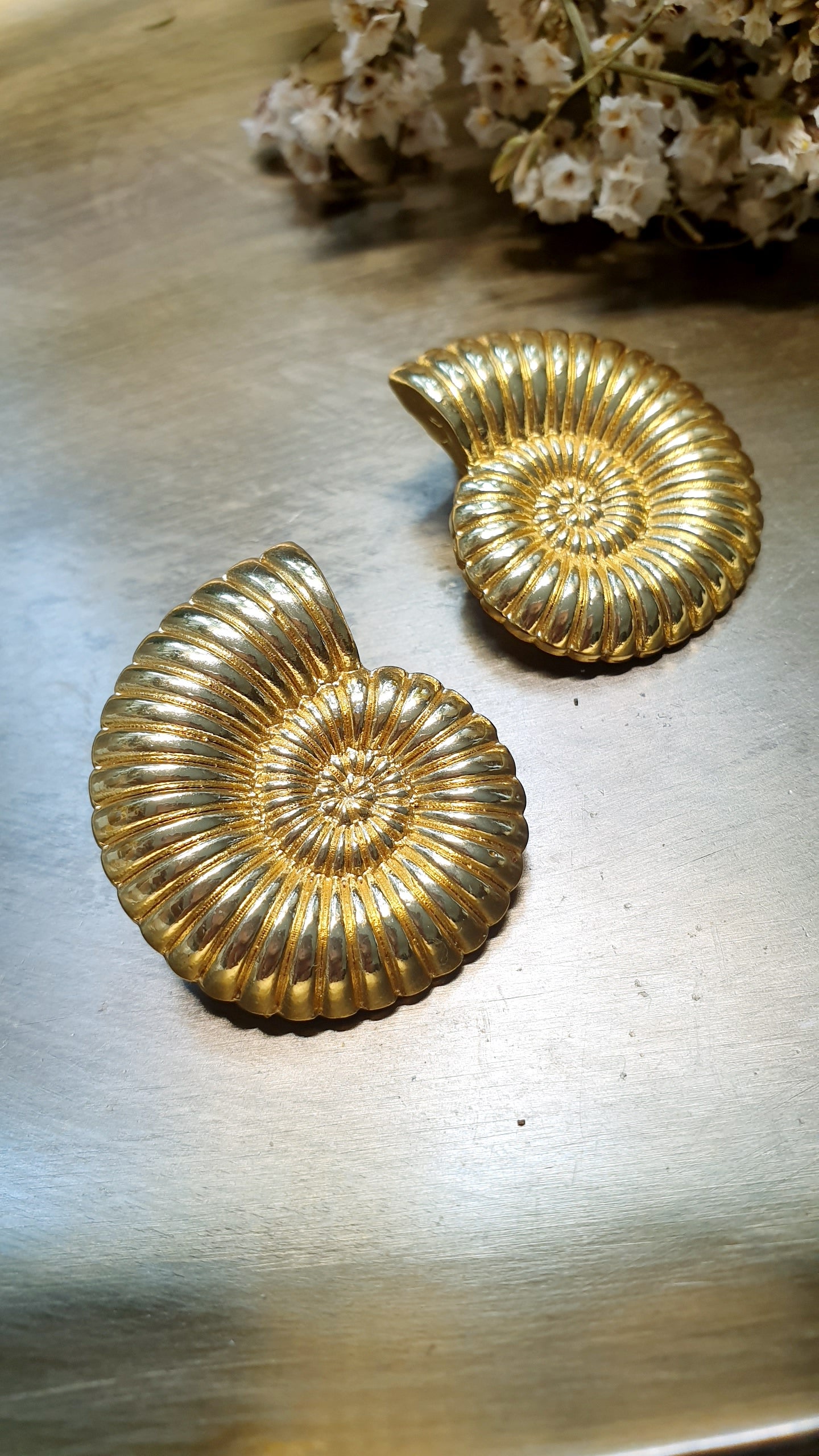 Orecchini a forma di ammonite