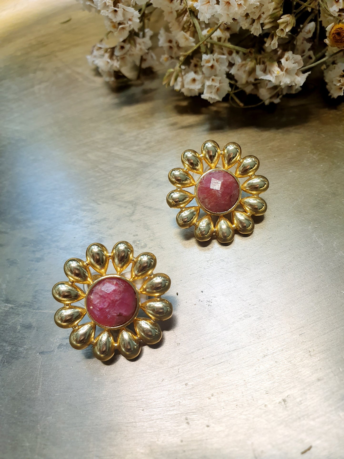 Orecchini in ottone con radice di rubino