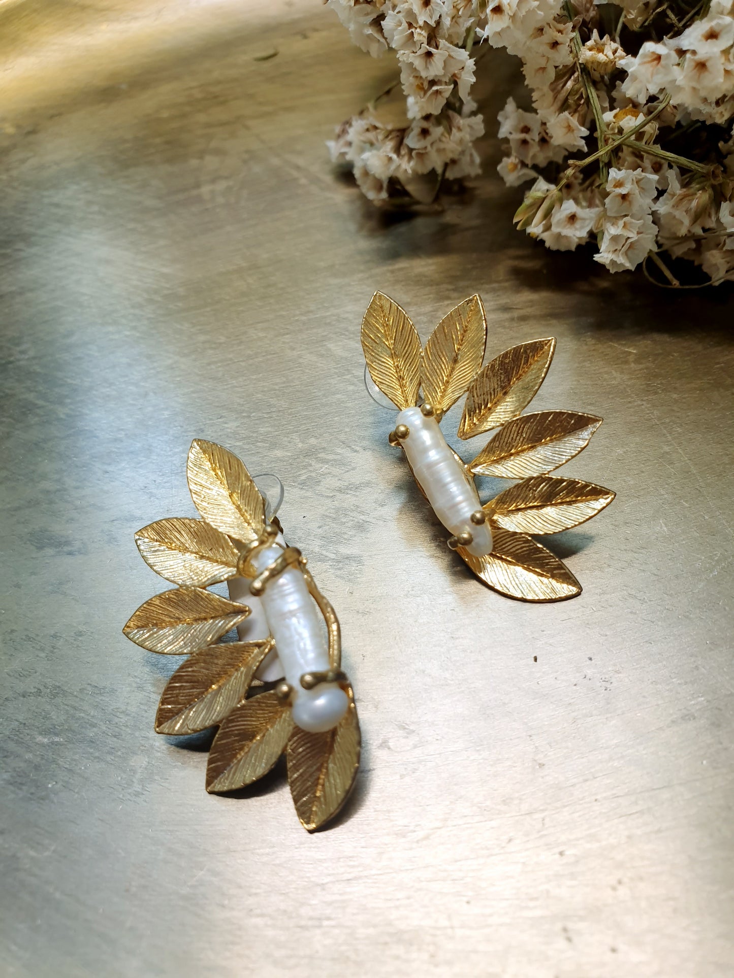Orecchini in ottone con perle