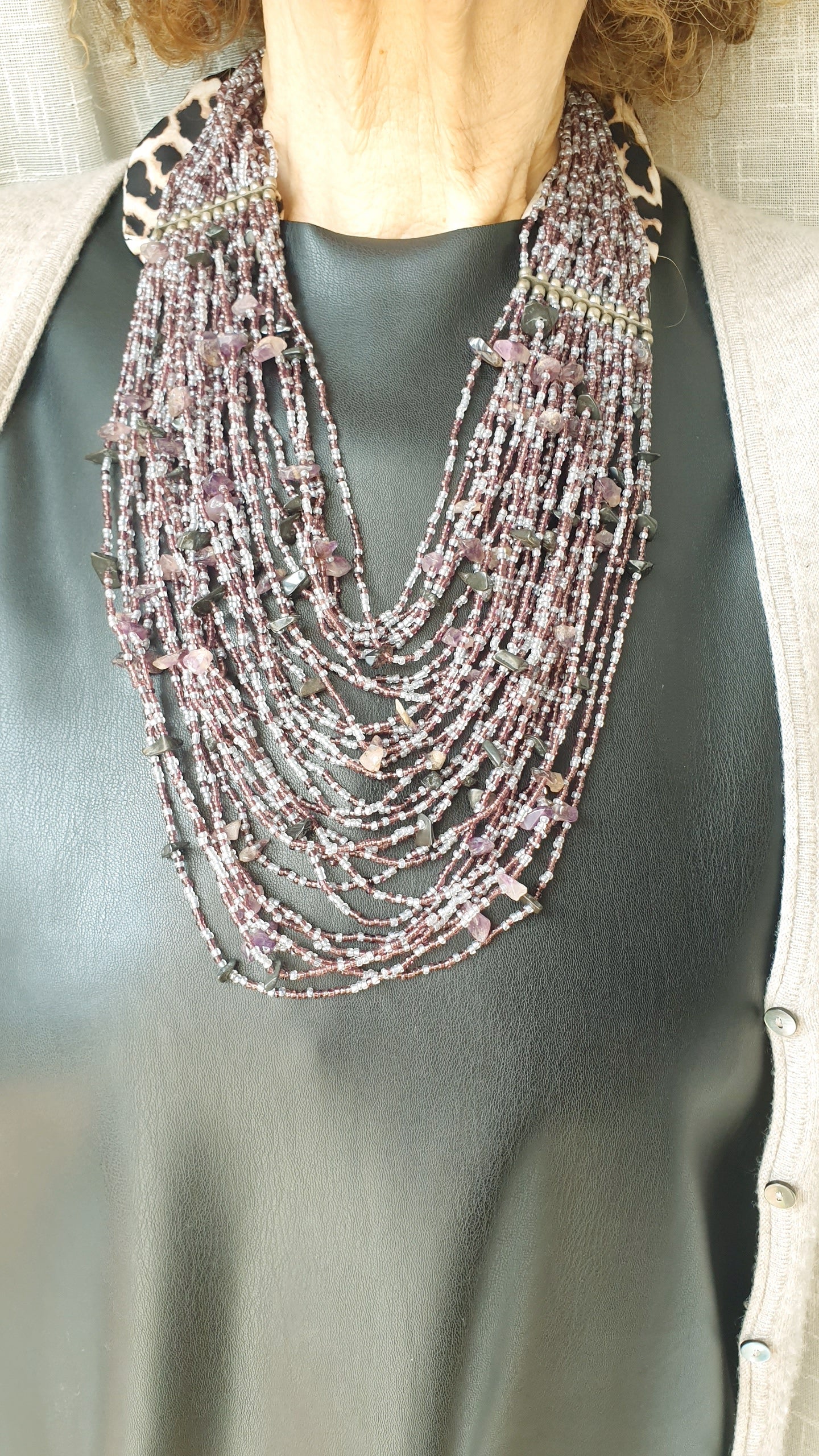 Grande collana con chips di pietre e perline.