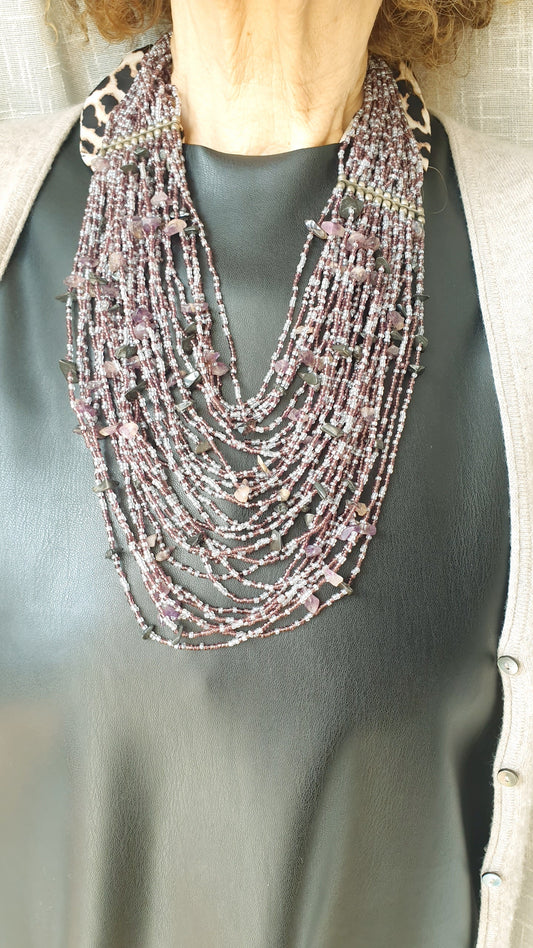 Grande collana con chips di pietre e perline.