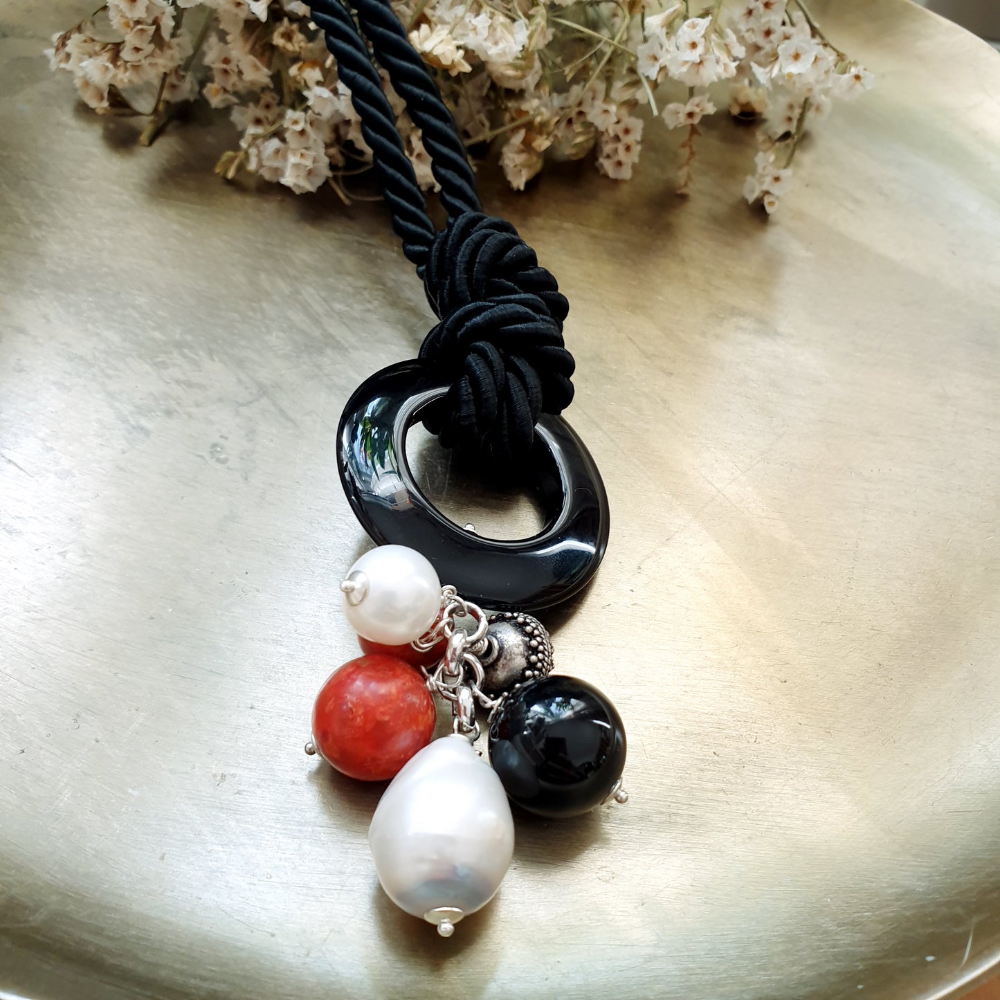 Collana in seta con onice, corallo, perle, argento