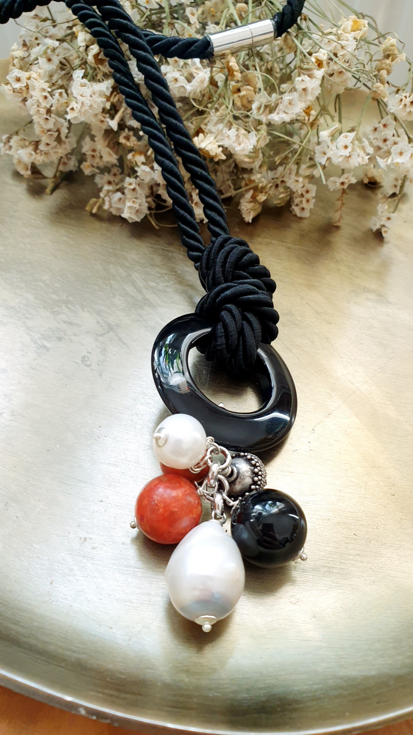 Collana in seta con onice, corallo, perle, argento