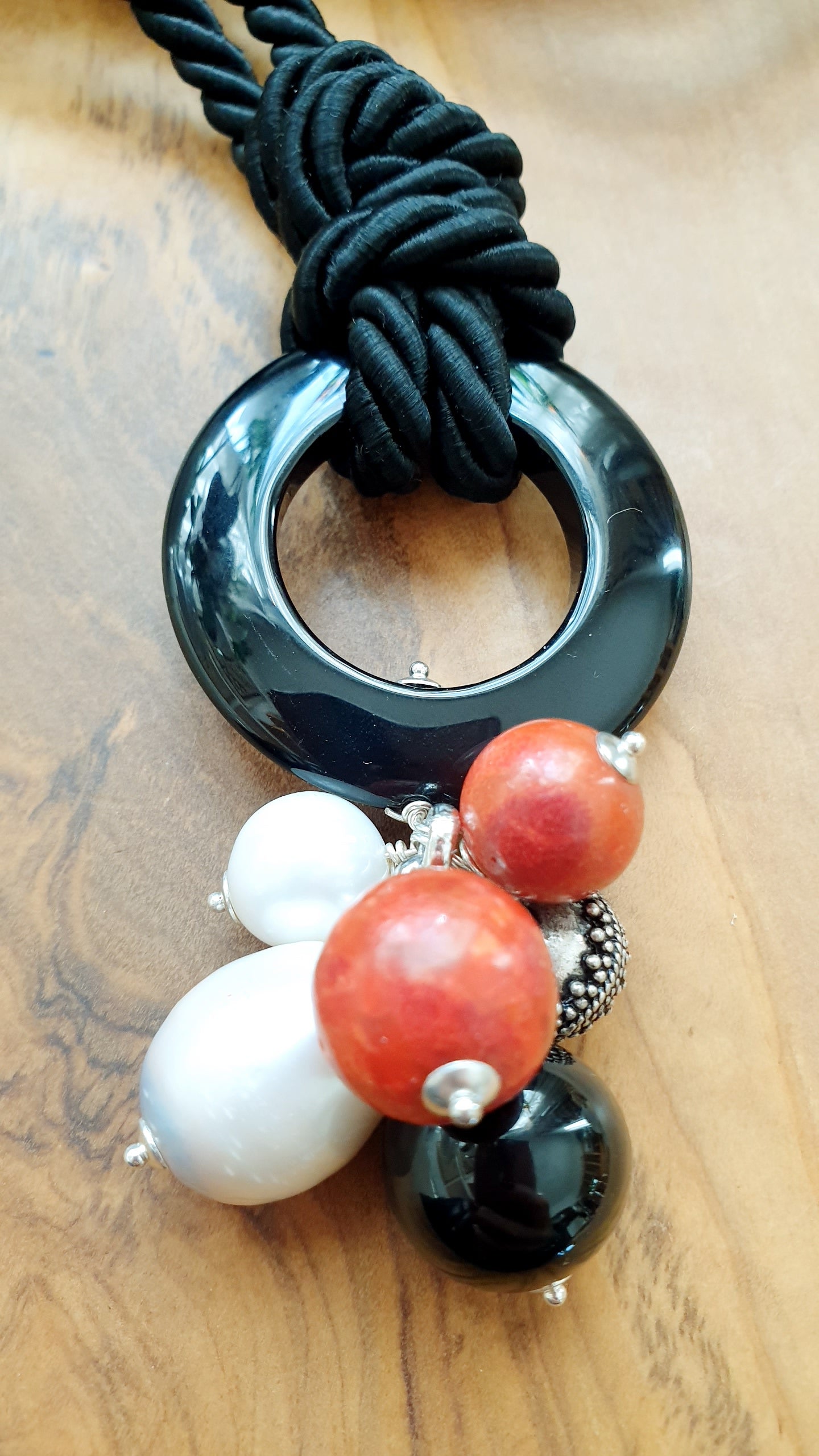 Collana in seta con onice, corallo, perle, argento