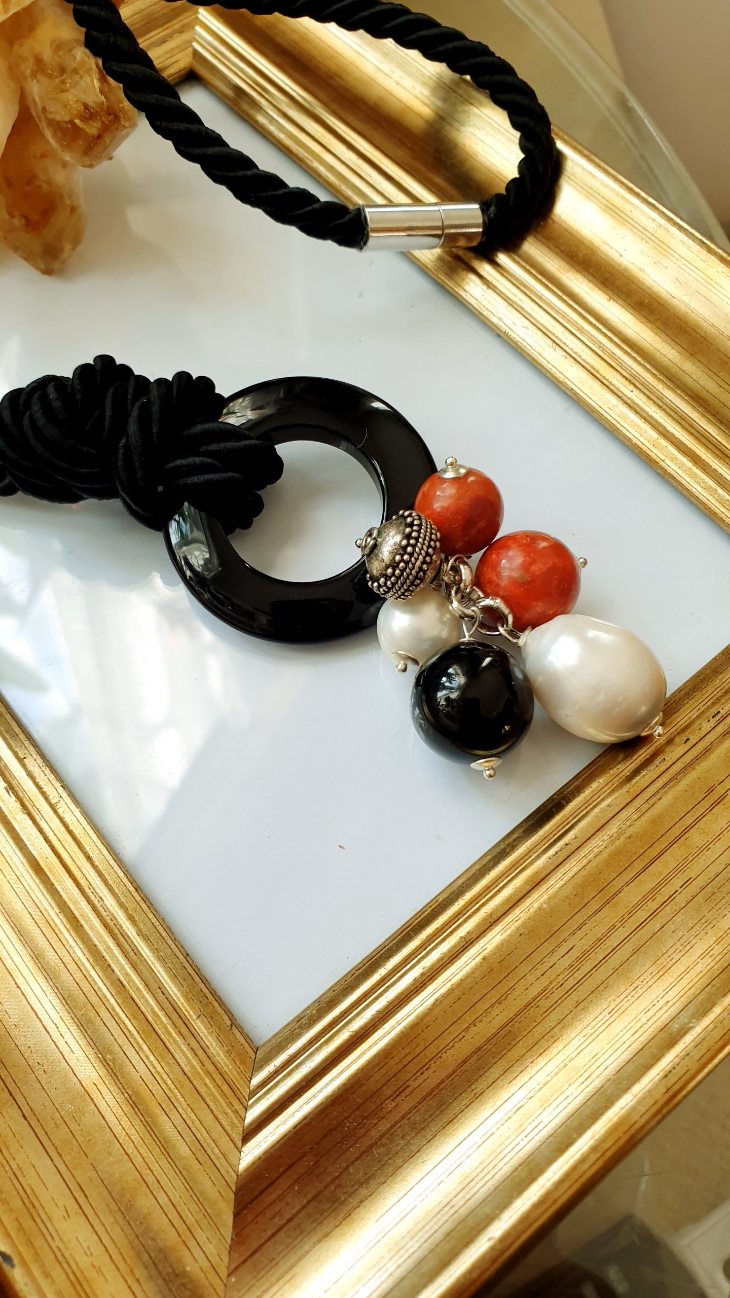 Collana in seta con onice, corallo, perle, argento
