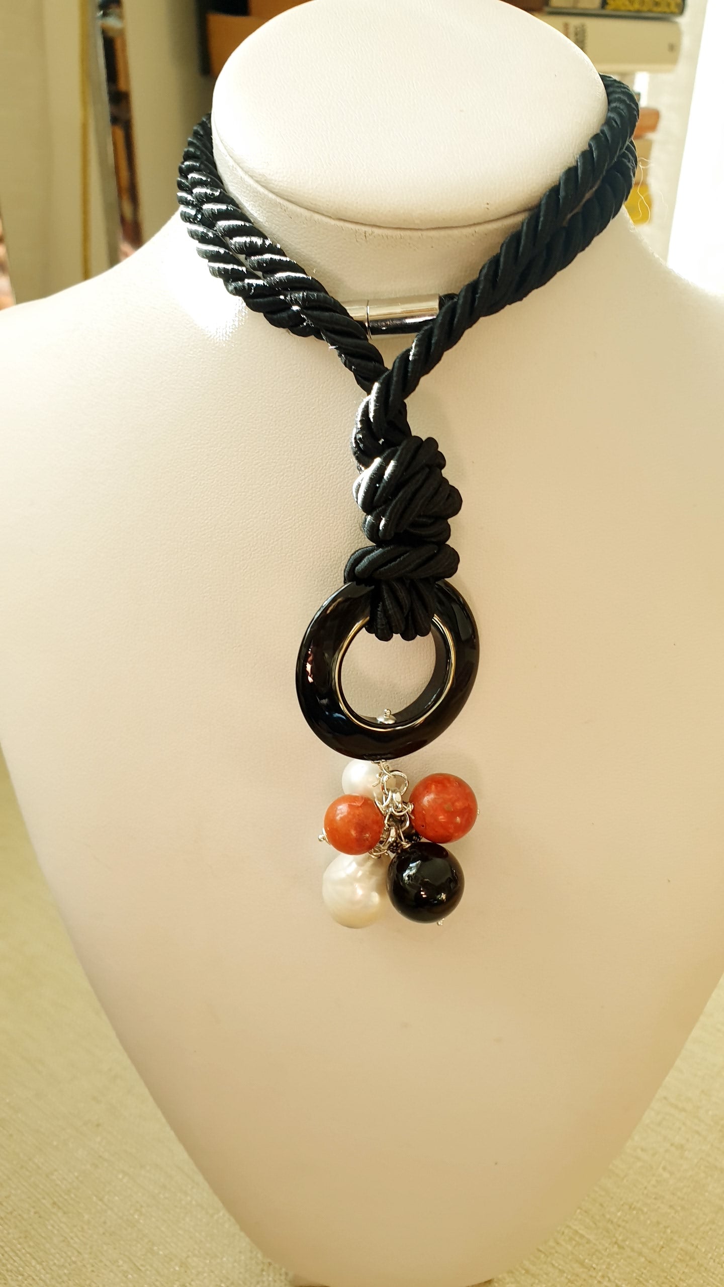 Collana in seta con onice, corallo, perle, argento