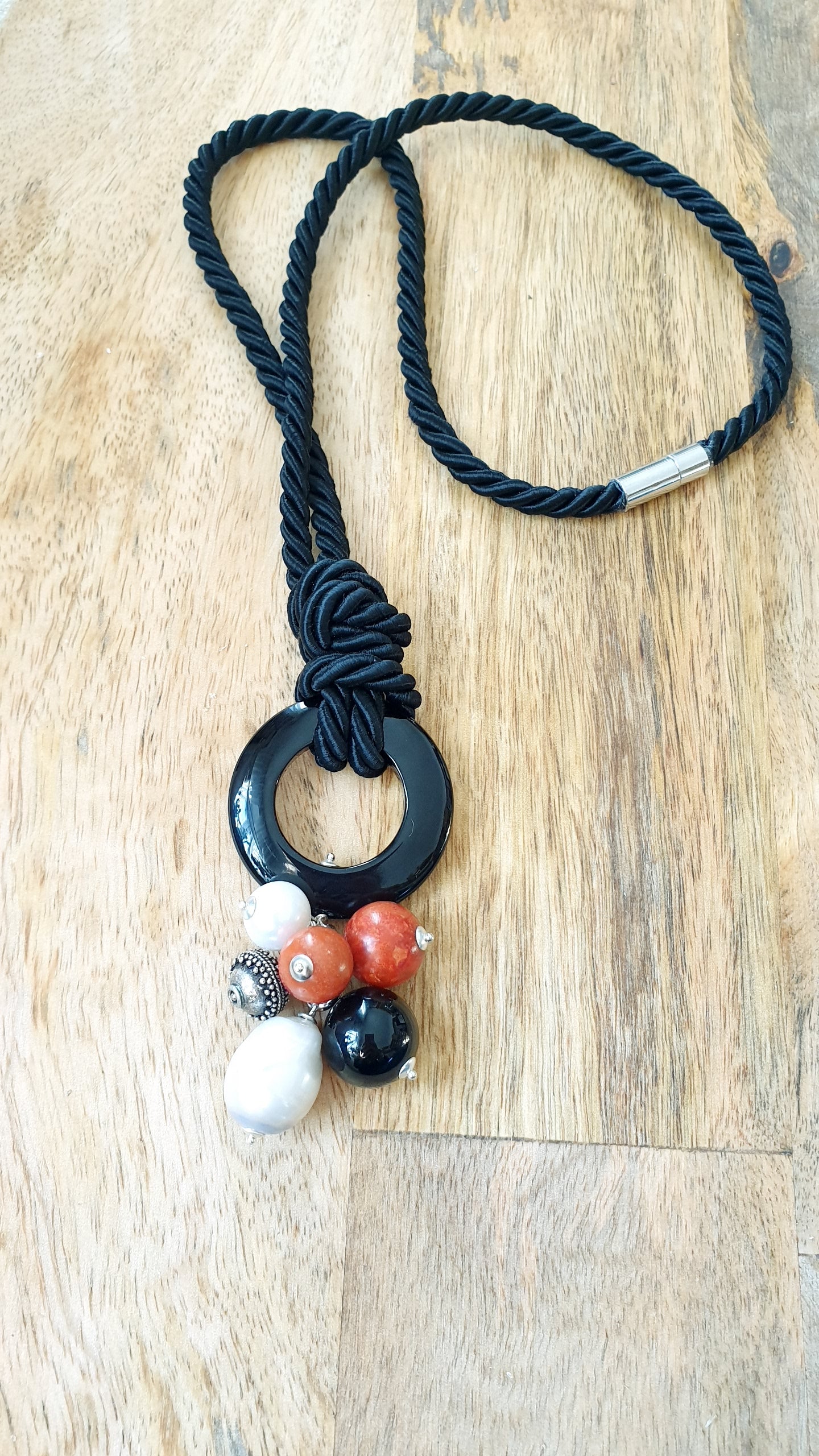 Collana in seta con onice, corallo, perle, argento