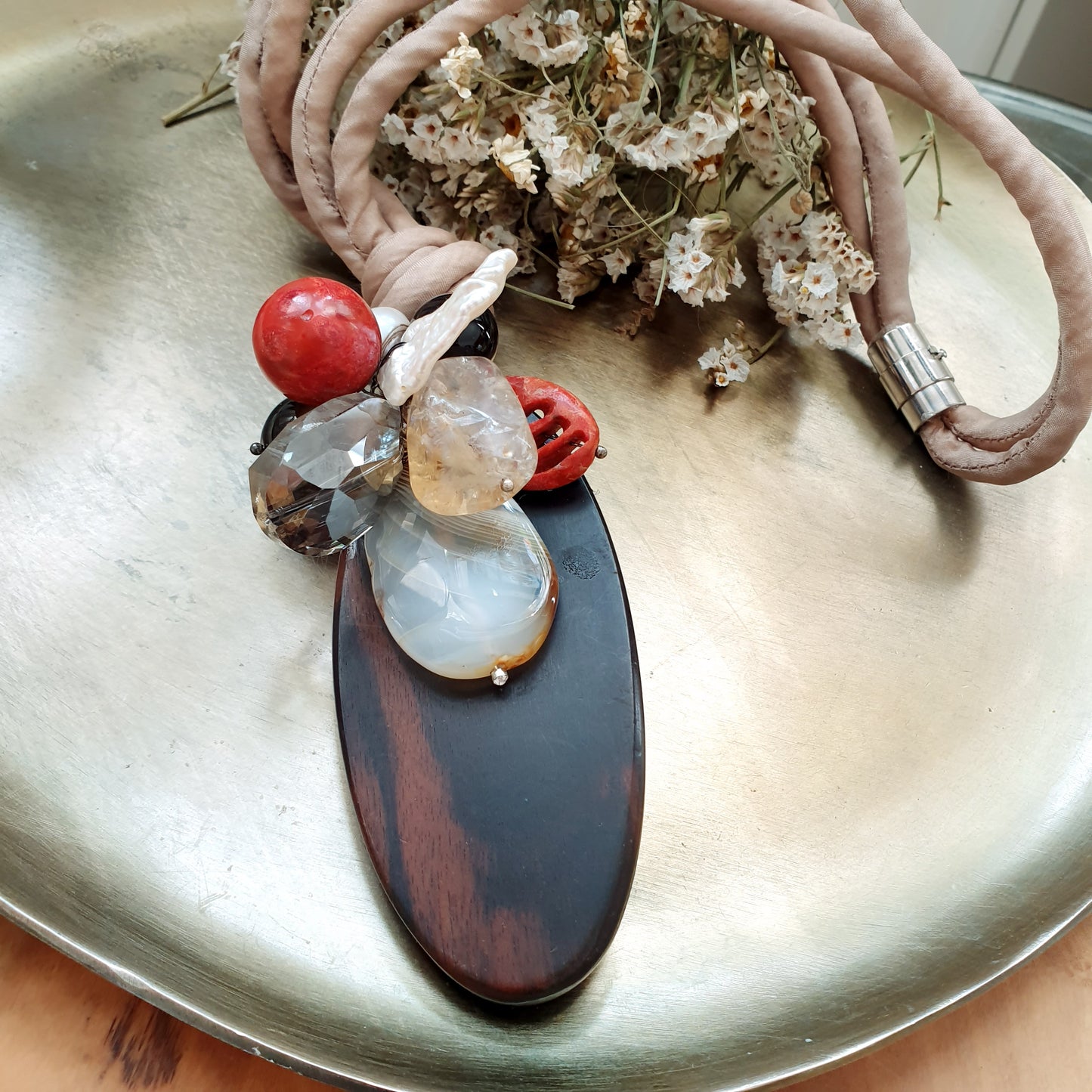 Bellissima collana in seta con ebano e pietre dure