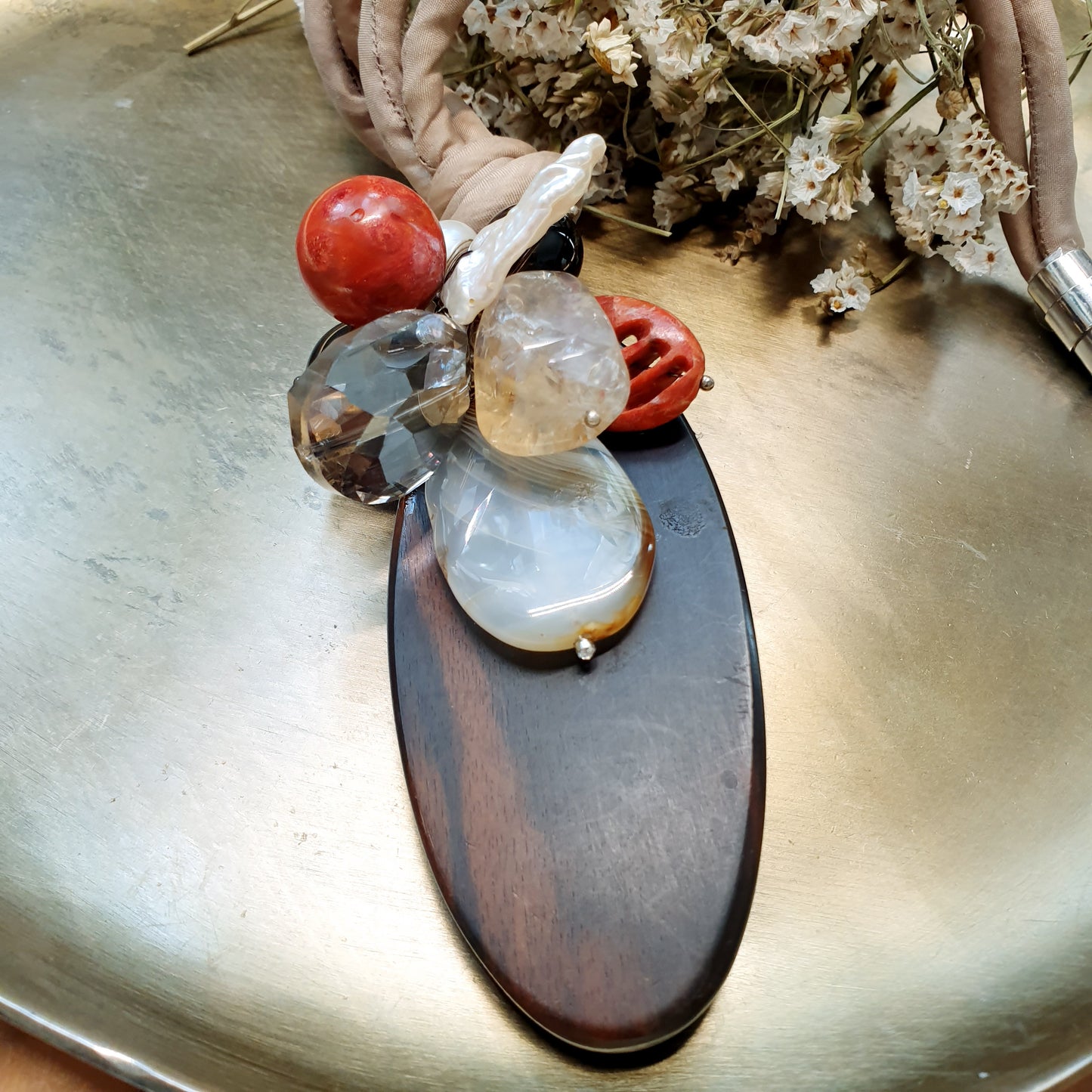 Bellissima collana in seta con ebano e pietre dure