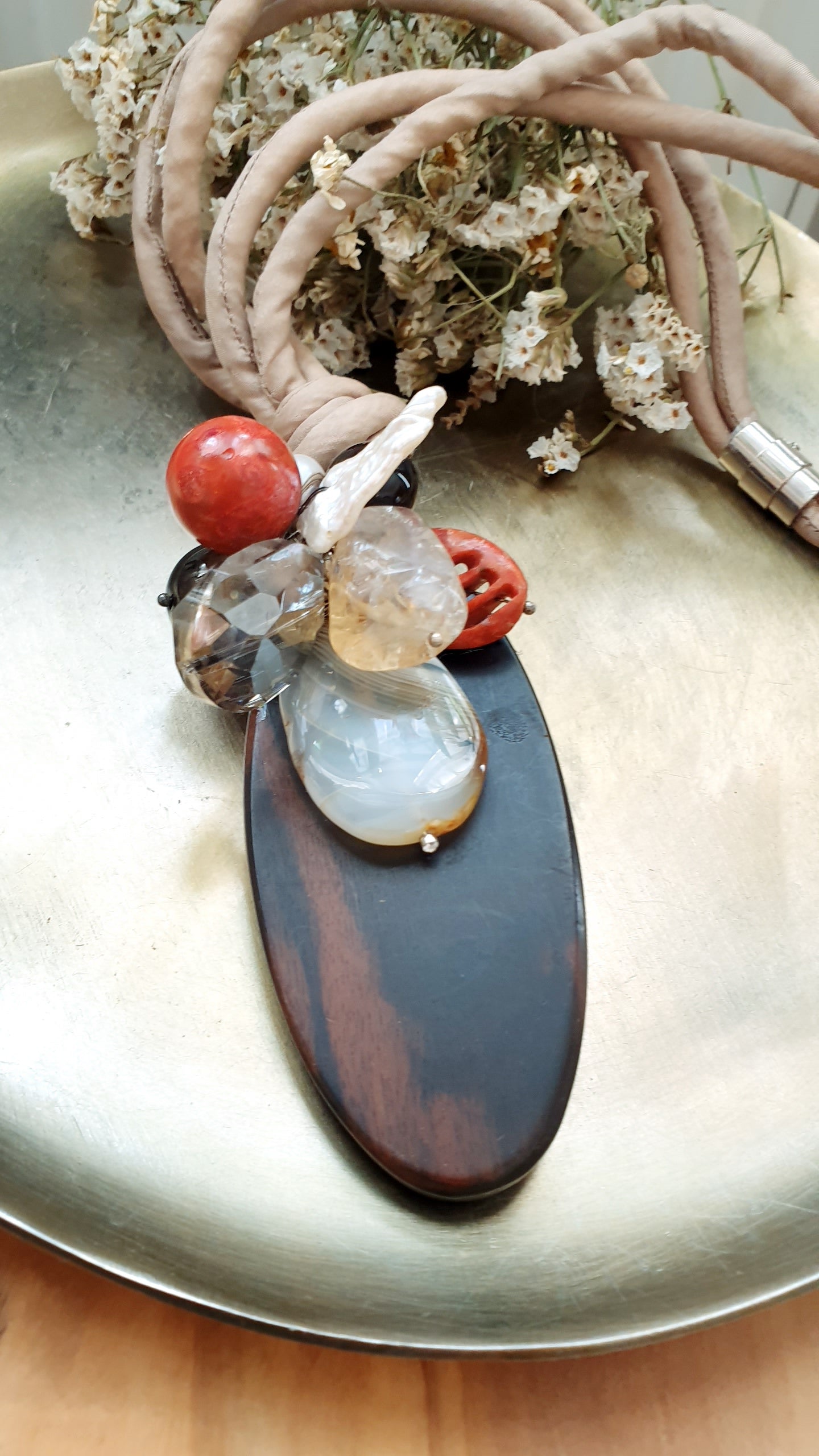 Bellissima collana in seta con ebano e pietre dure