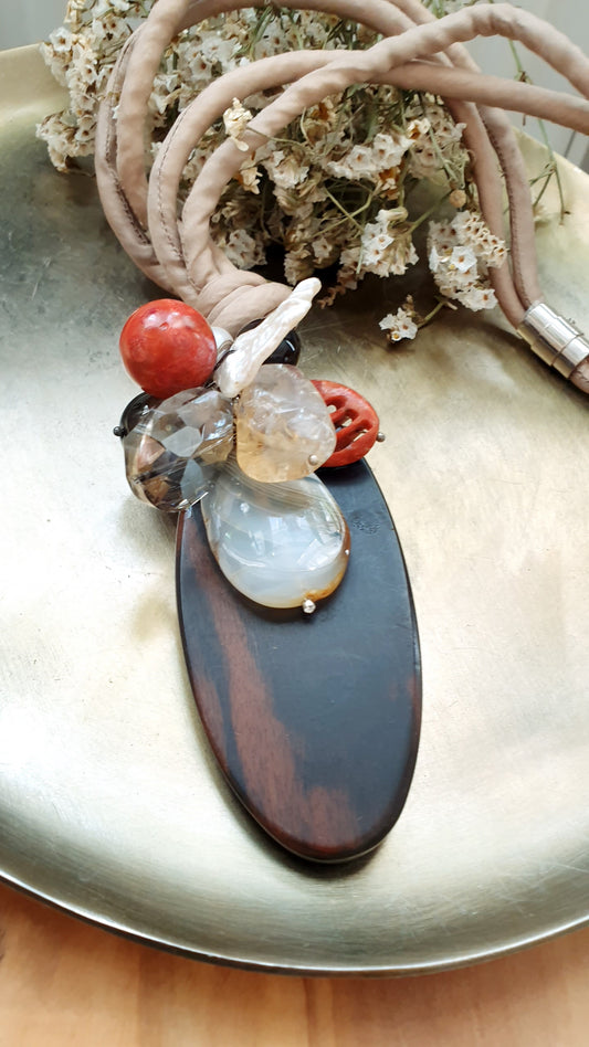 Bellissima collana in seta con ebano e pietre dure