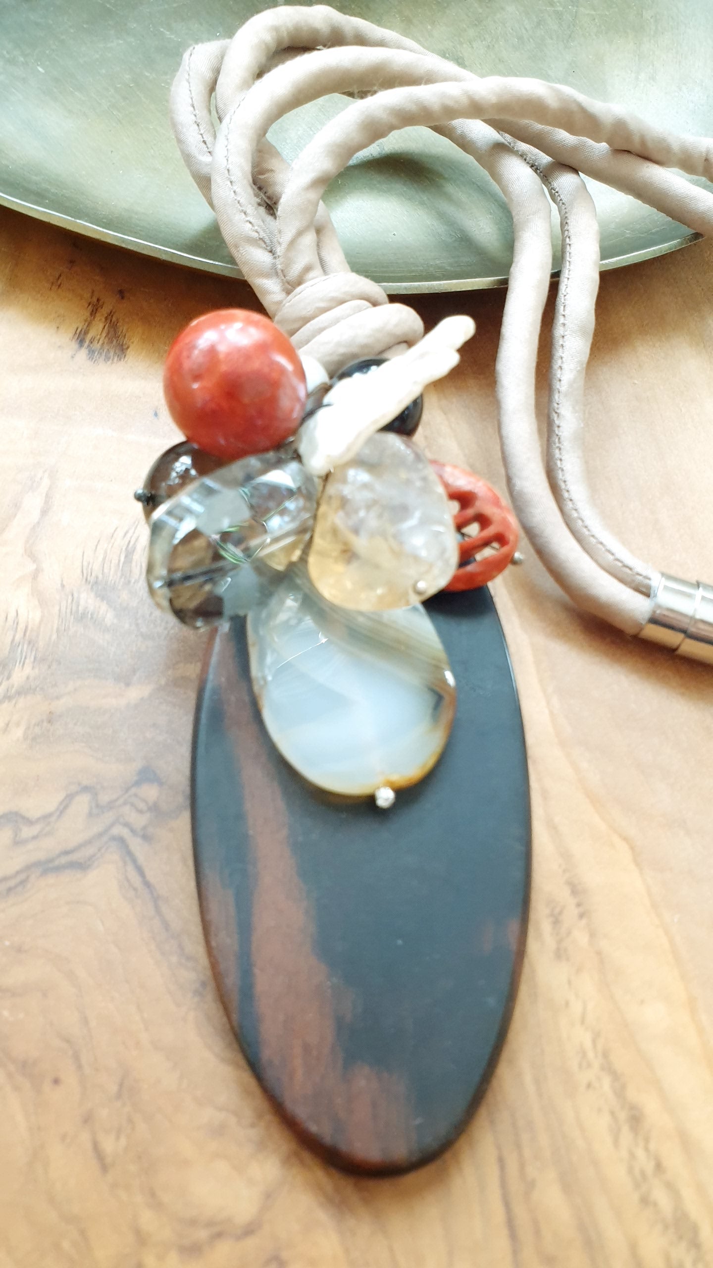 Bellissima collana in seta con ebano e pietre dure