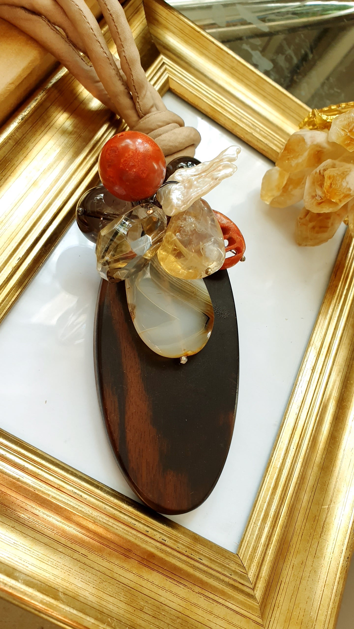 Bellissima collana in seta con ebano e pietre dure