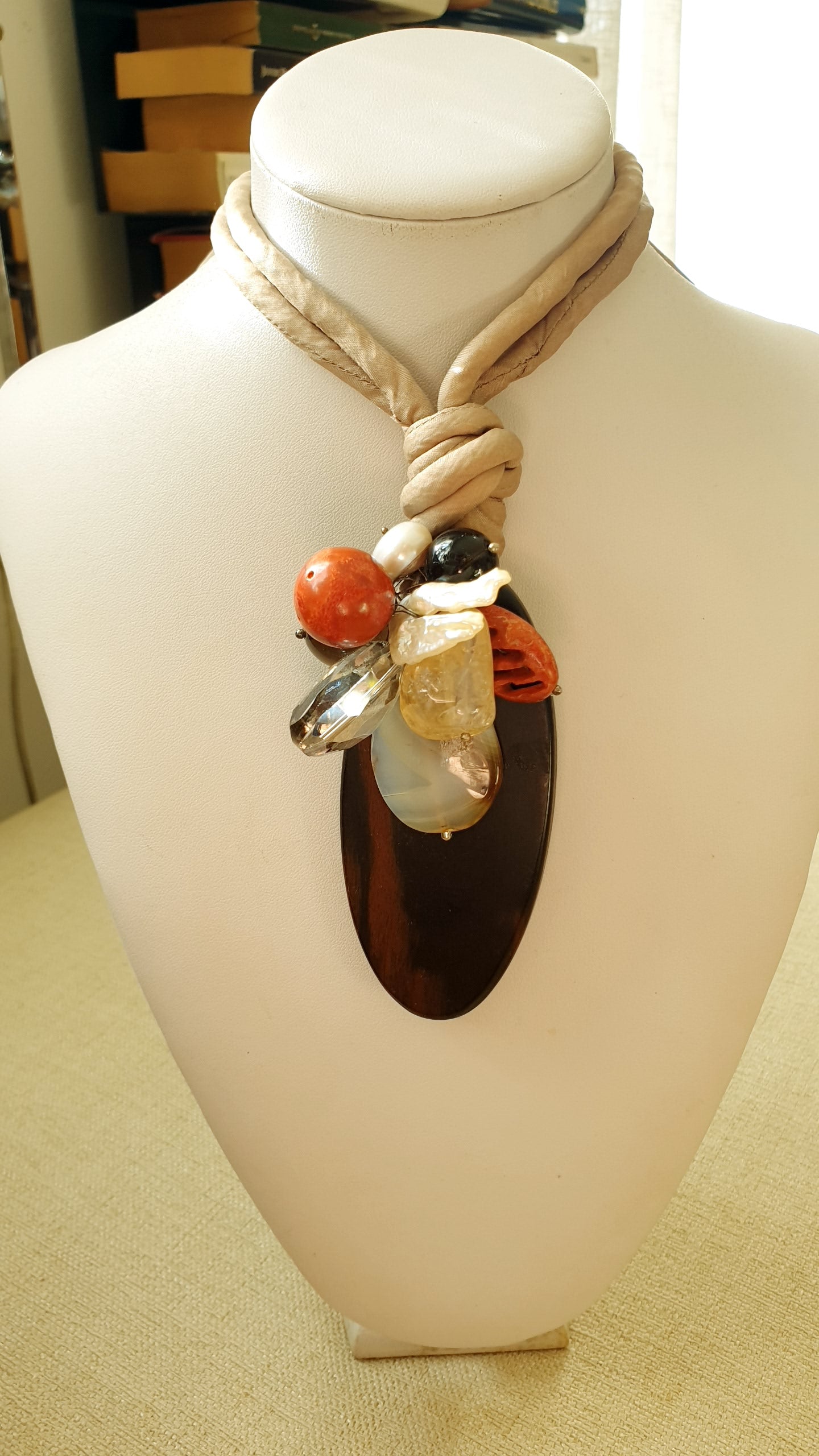 Bellissima collana in seta con ebano e pietre dure