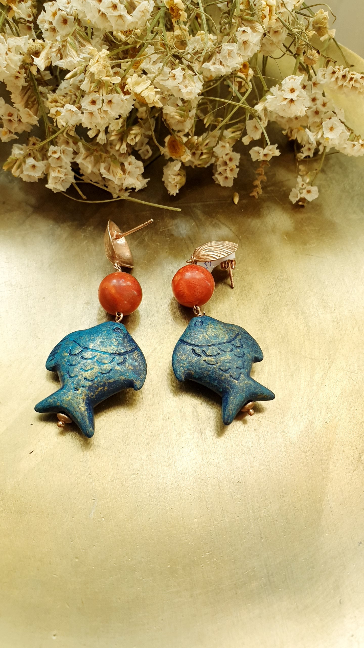 Orecchini in argento con corallo e pesciolini in resina .