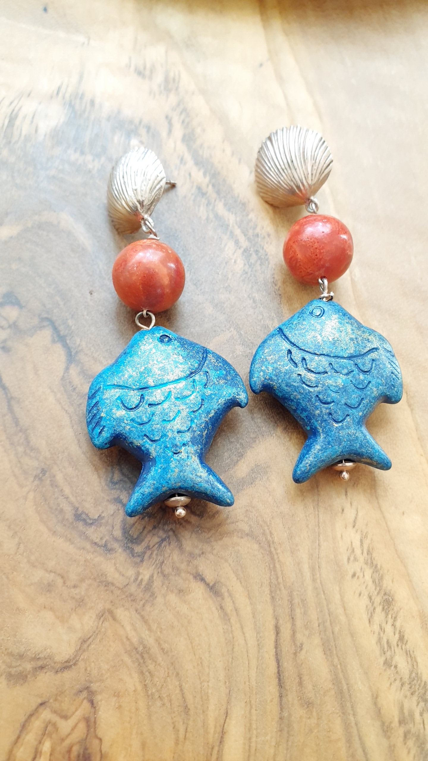 Orecchini in argento con corallo e pesciolini in resina .