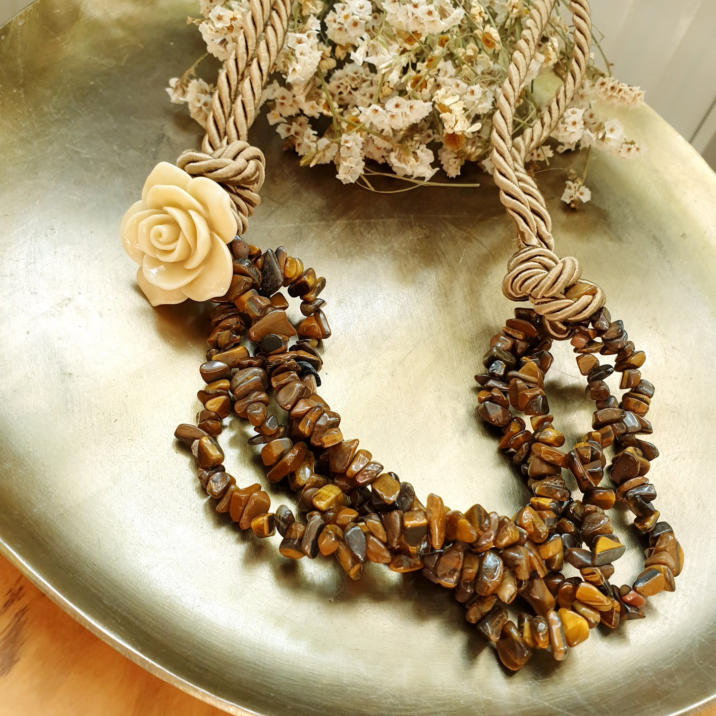 Collana in seta con occhio di tigre e rosa