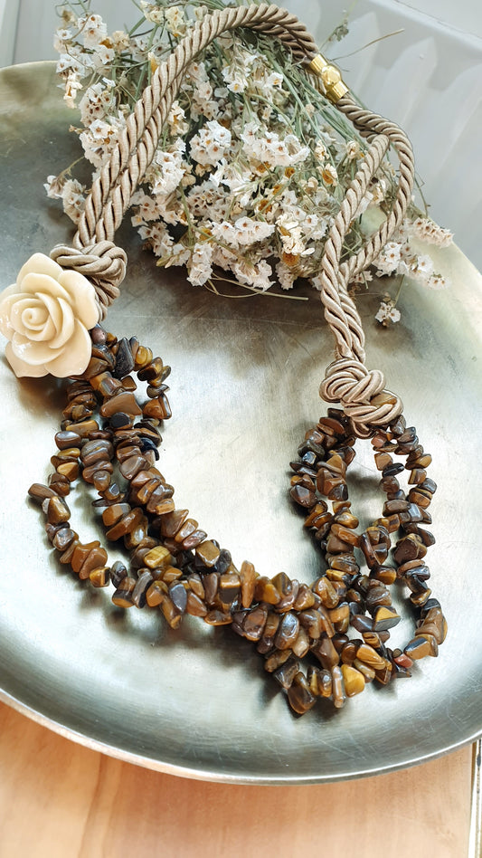 Collana in seta con occhio di tigre e rosa