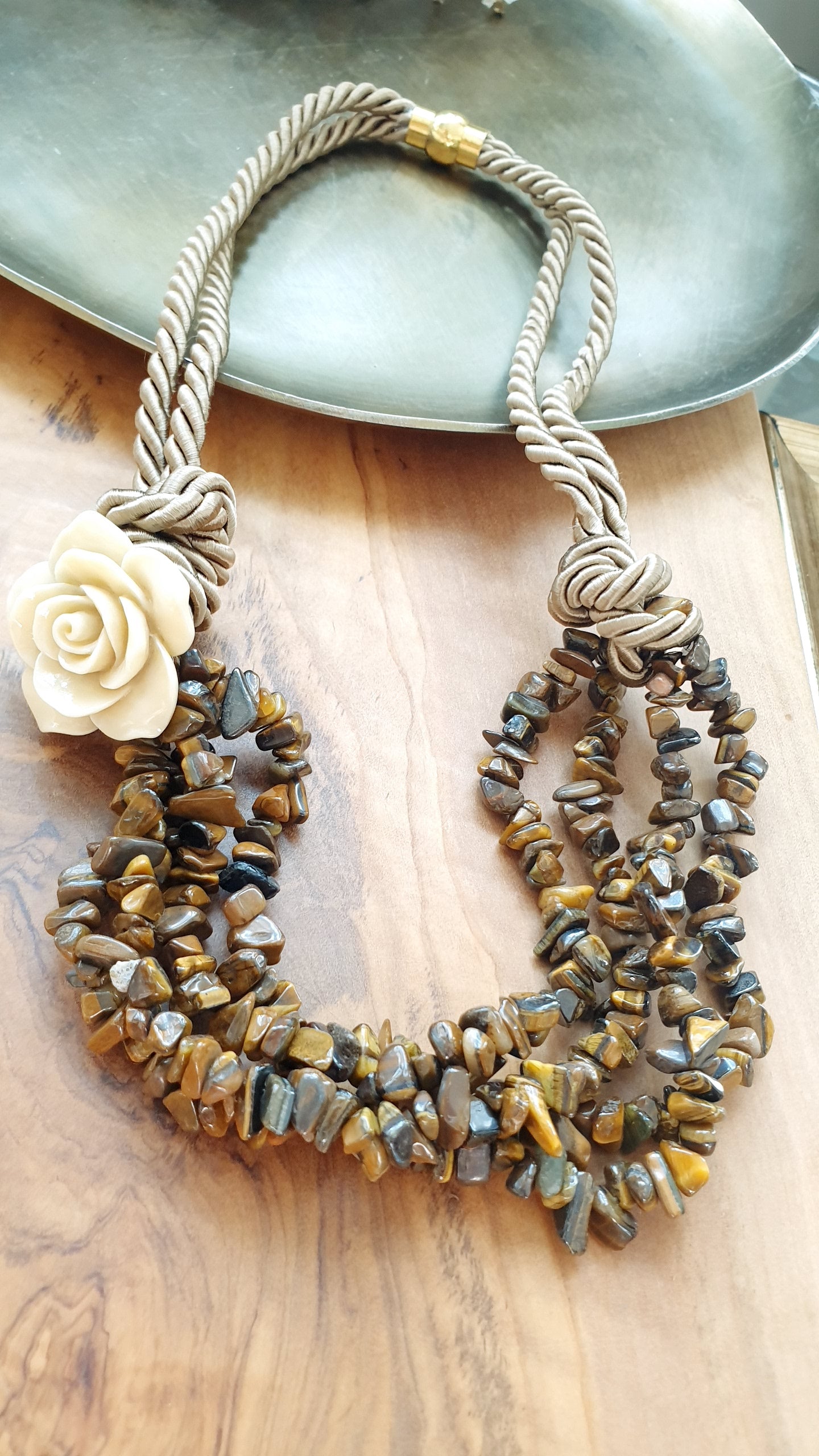 Collana in seta con occhio di tigre e rosa