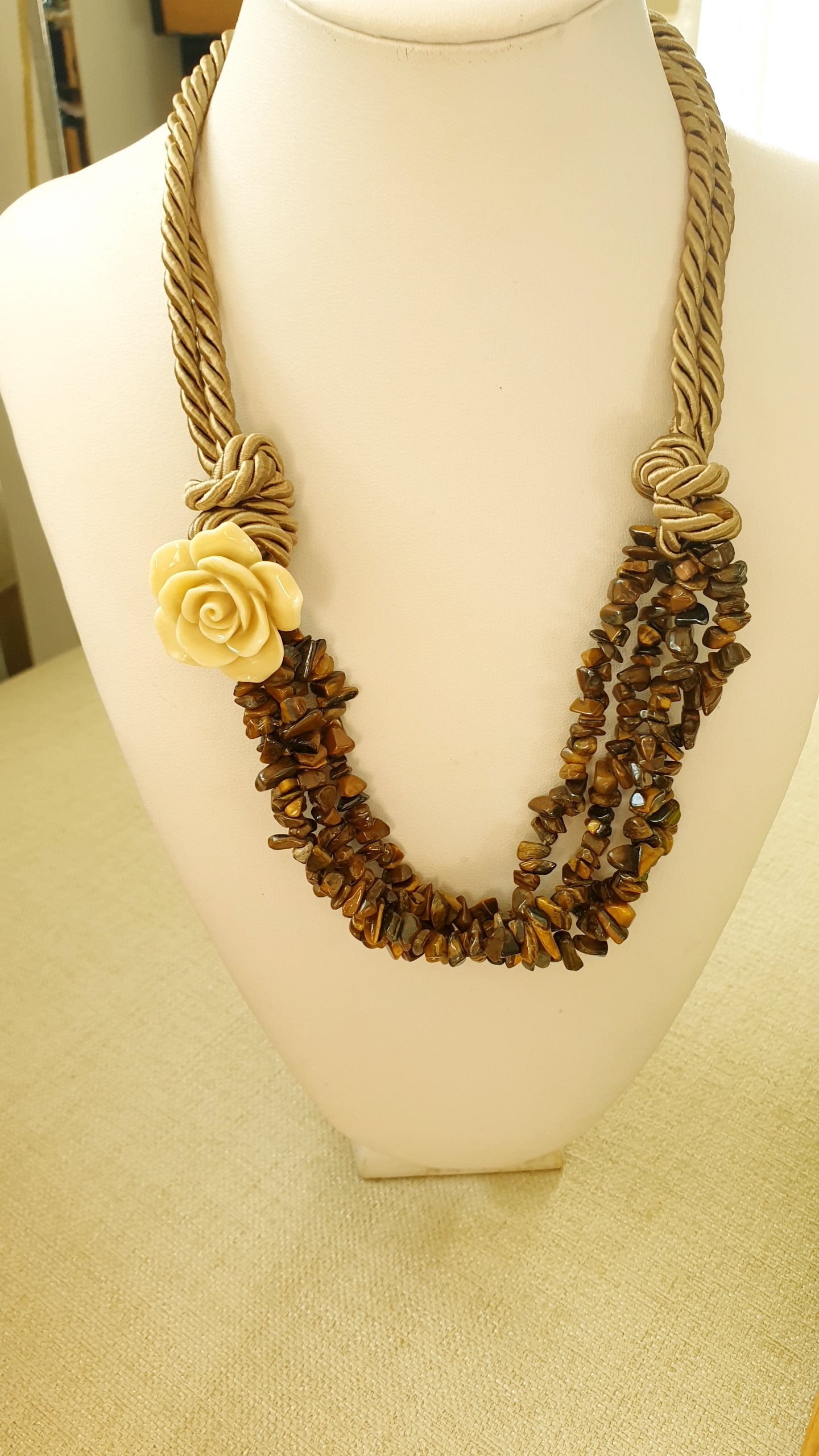 Collana in seta con occhio di tigre e rosa