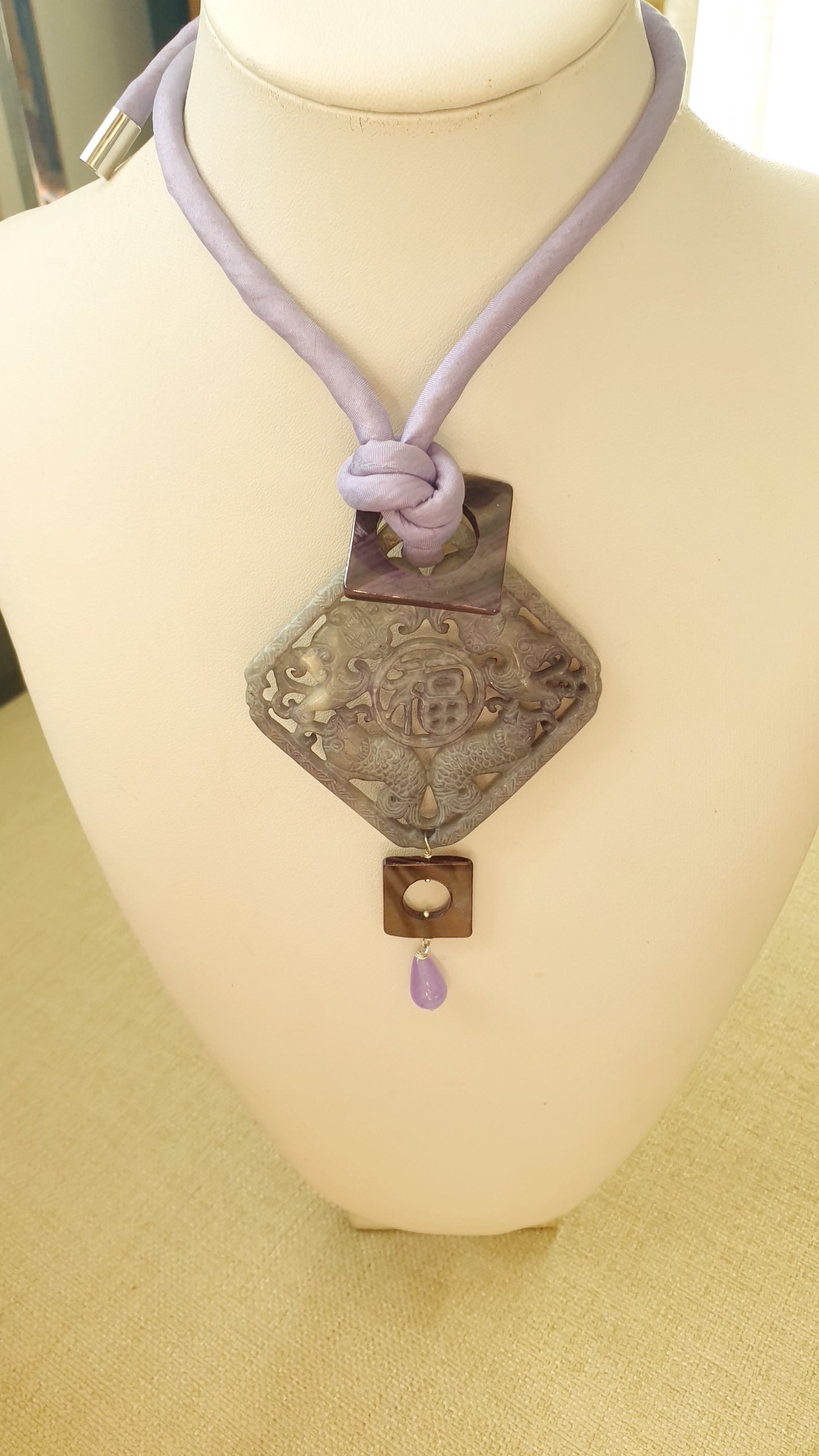 Collana in seta con giada e magreperle