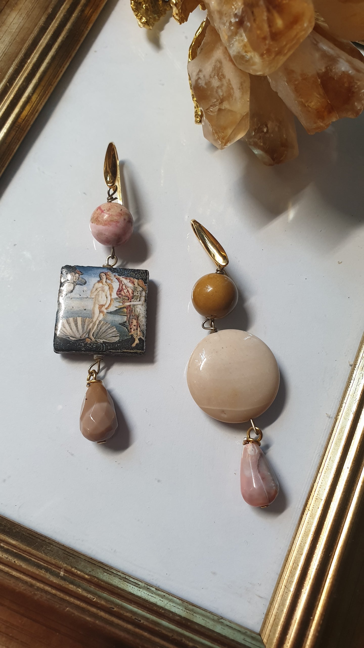 Orecchini in ottone con ceramica di Caltagirone e mokaite.