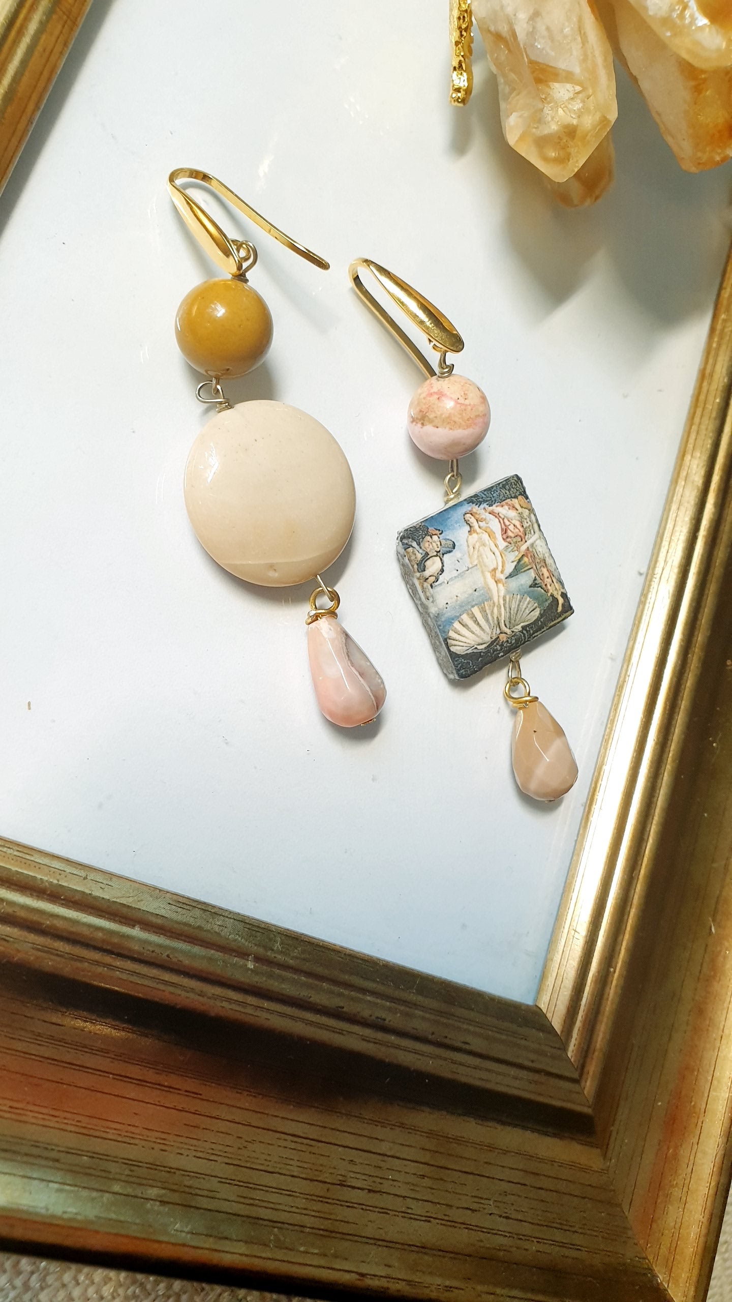 Orecchini in ottone con ceramica di Caltagirone e mokaite.