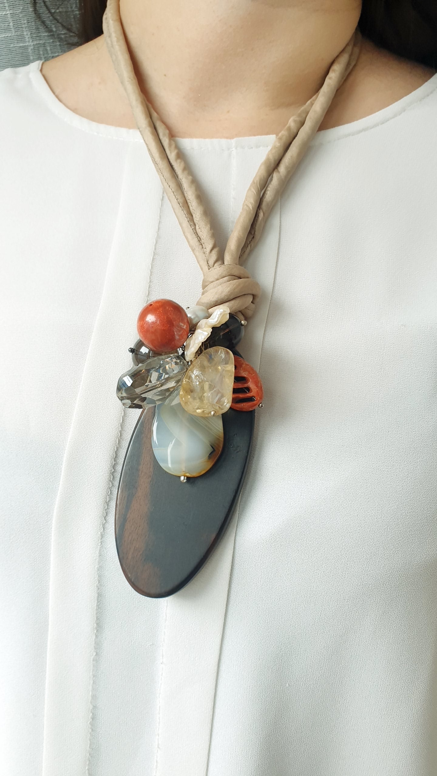 Bellissima collana in seta con ebano e pietre dure