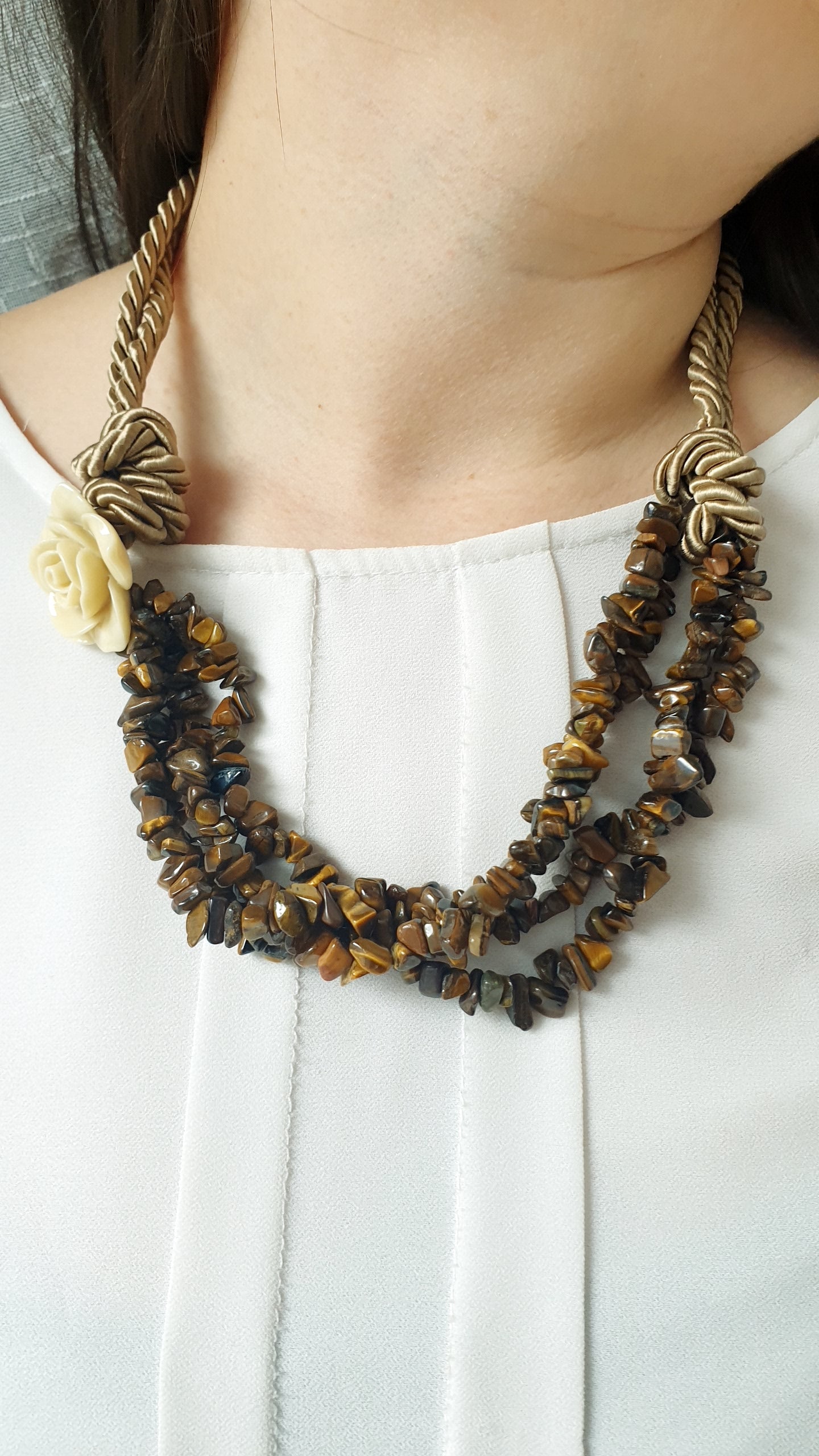 Collana in seta con occhio di tigre e rosa