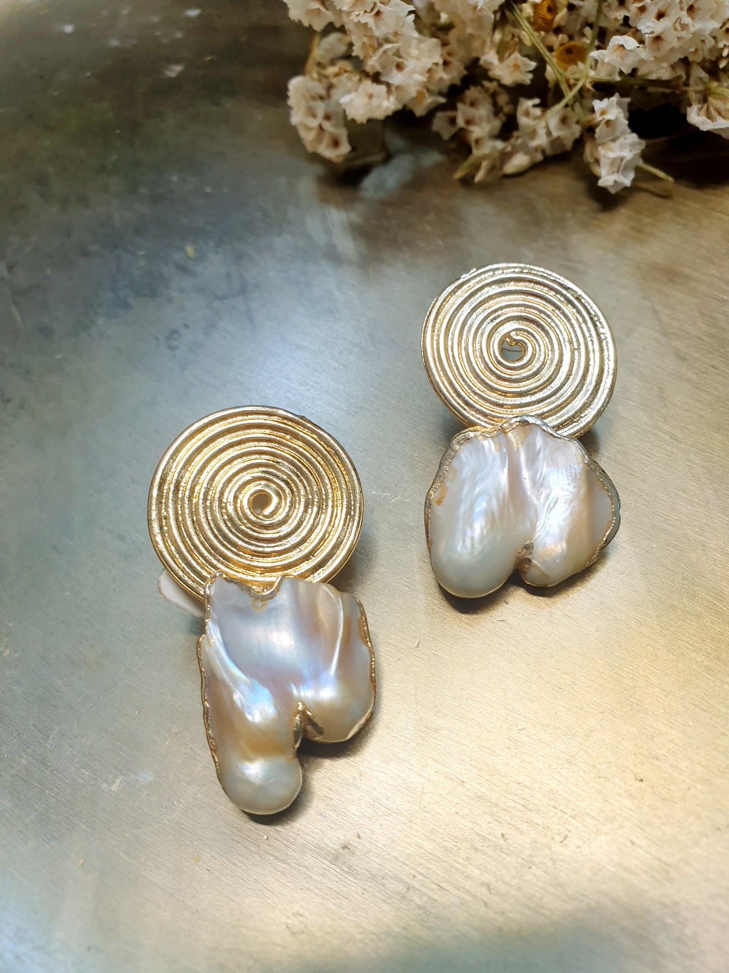 Grandi orecchini in ottone con perle barocche piatte