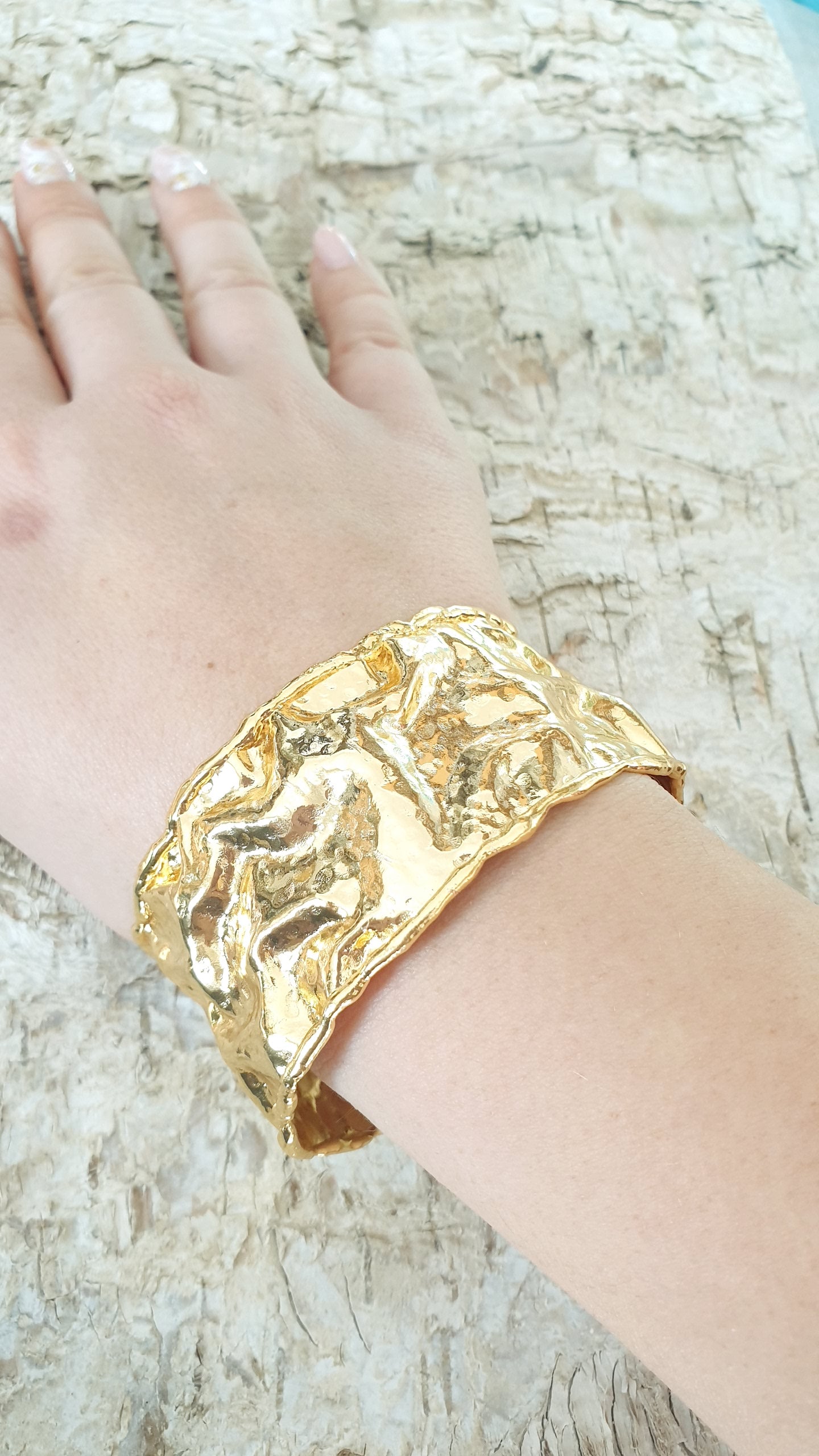 Bracciale in ottone martellato