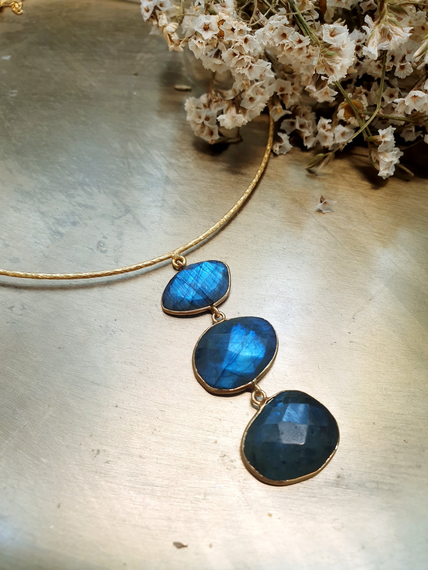 Girocollo in ottone con labradorite.