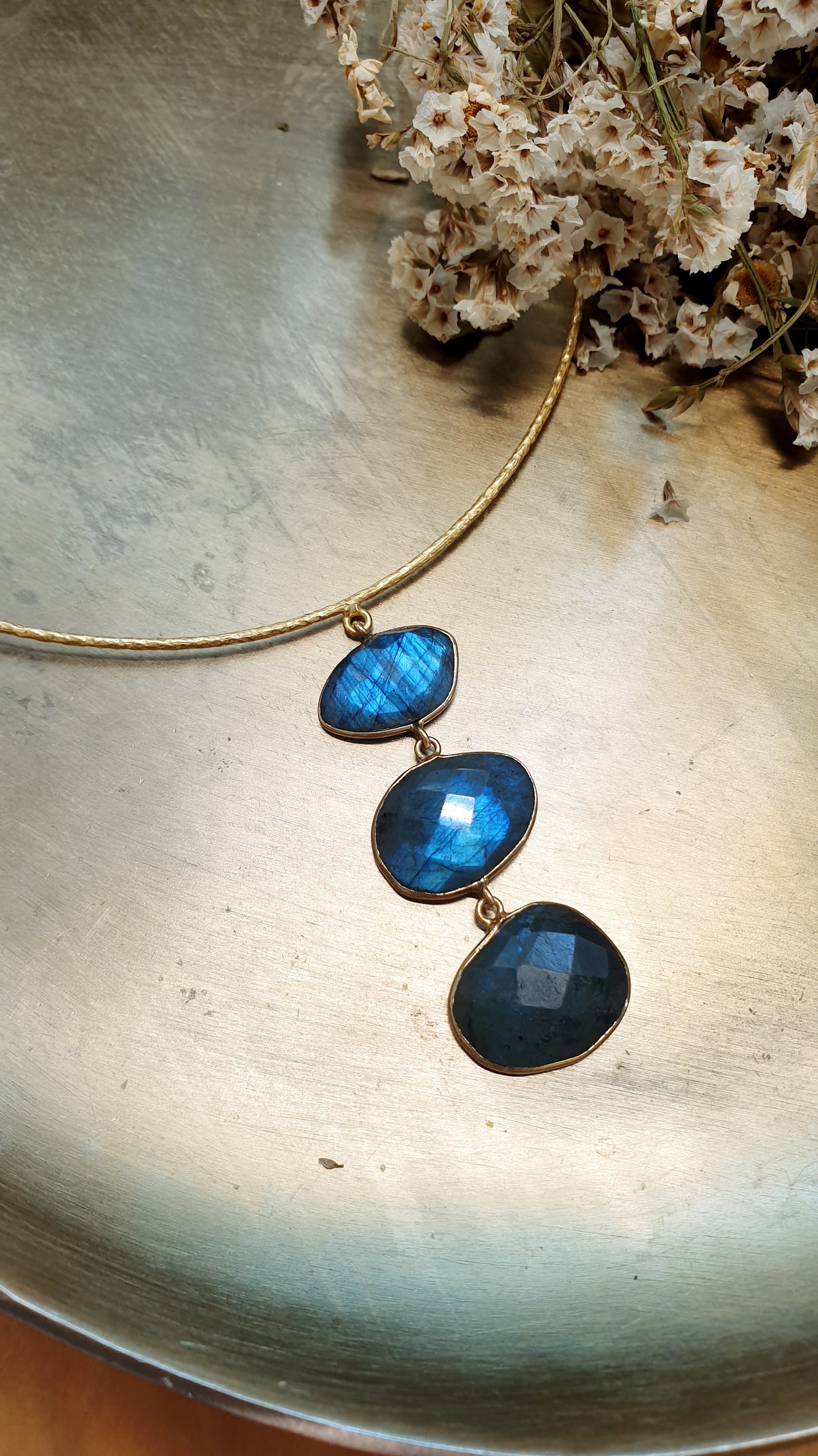 Girocollo in ottone con labradorite.