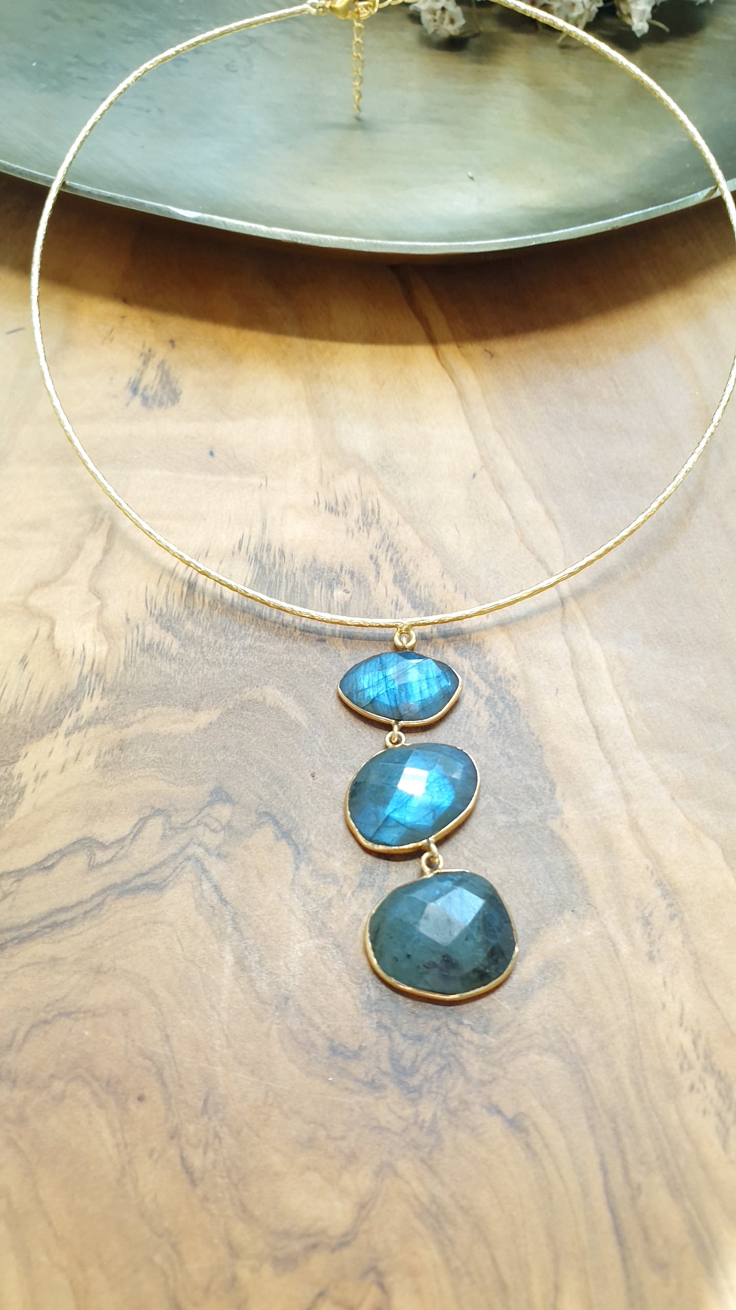 Girocollo in ottone con labradorite.