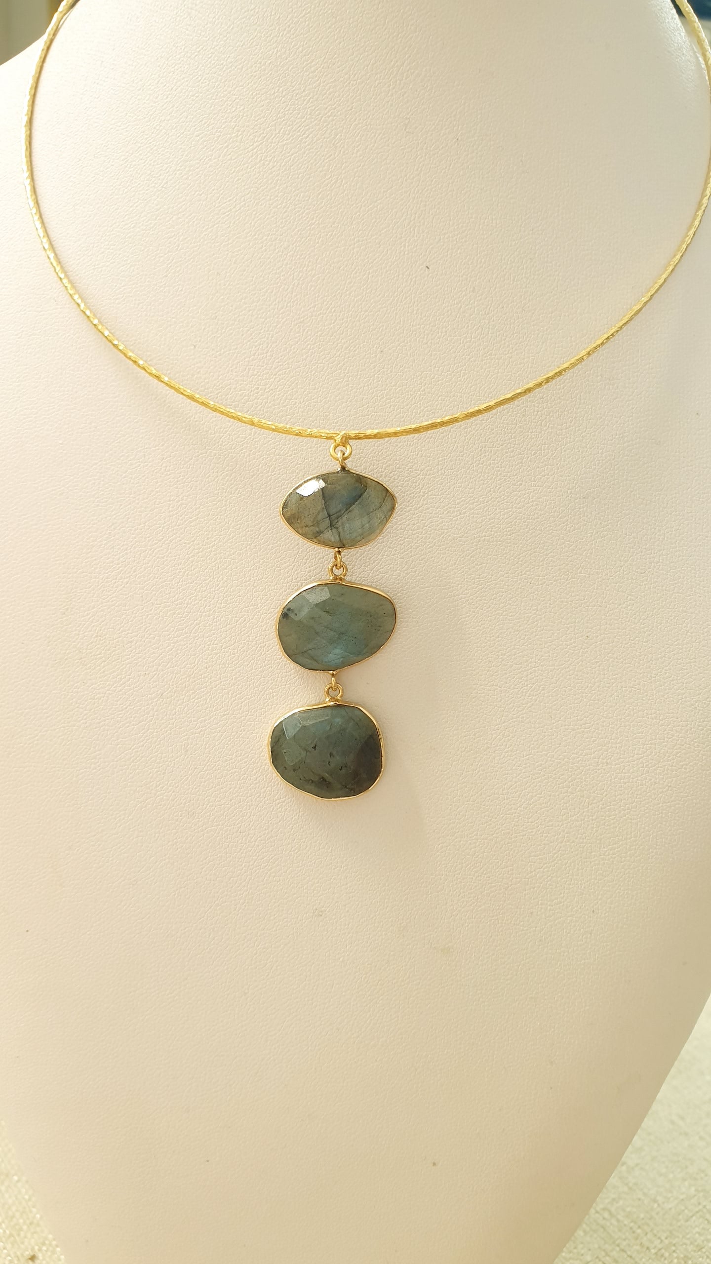Girocollo in ottone con labradorite.