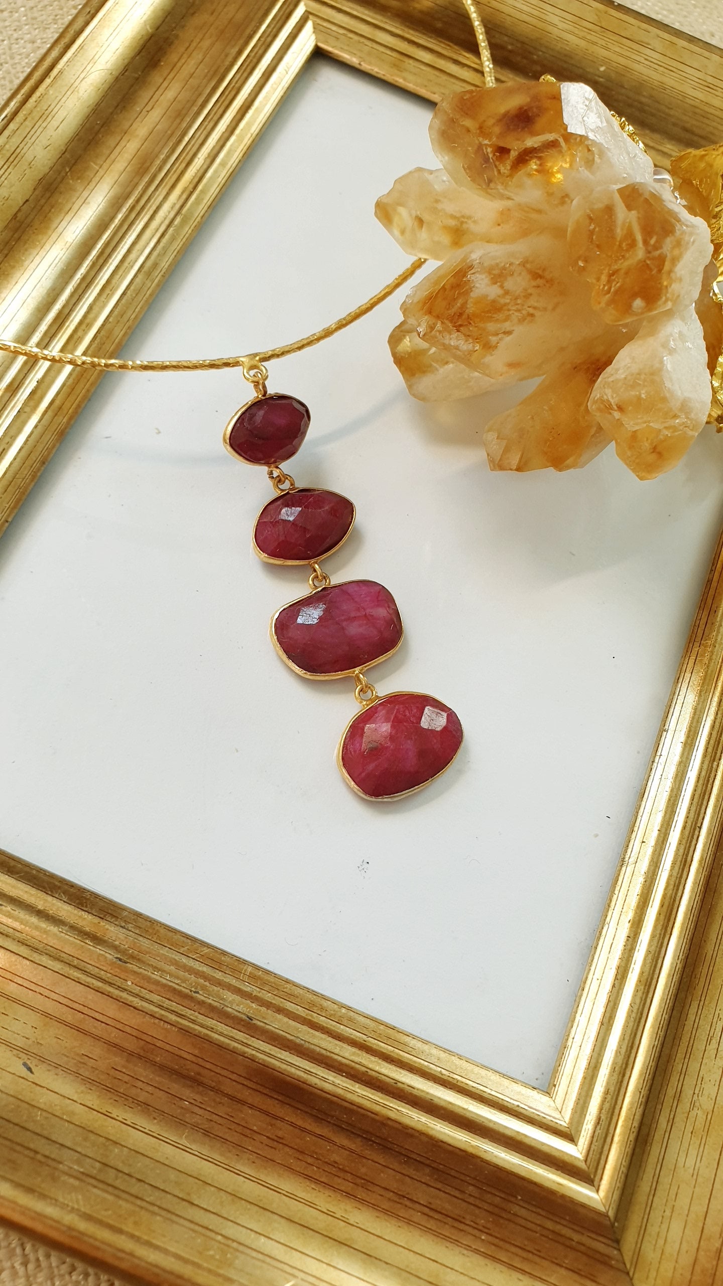 Girocollo in ottone con radice di rubino