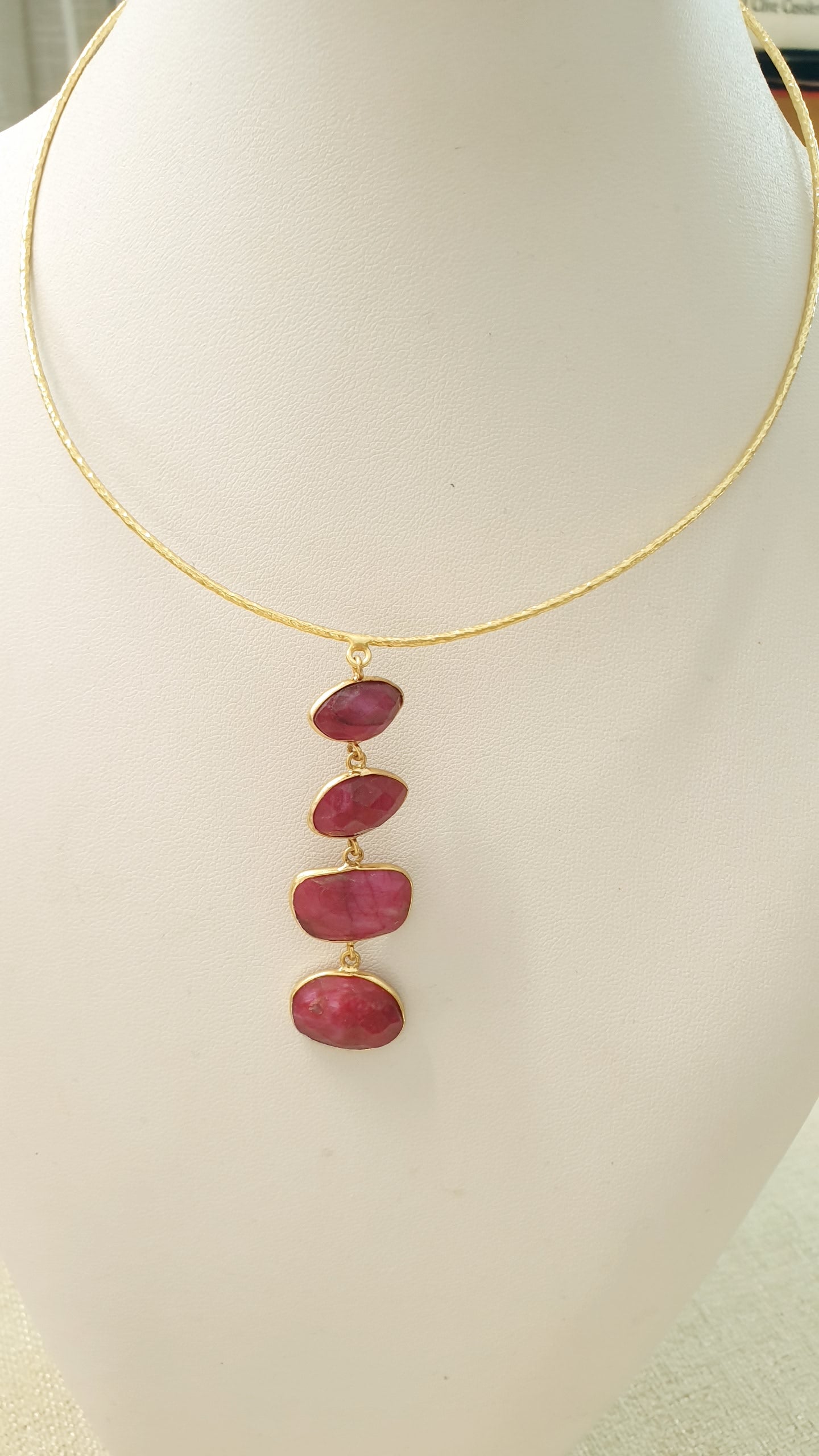 Girocollo in ottone con radice di rubino