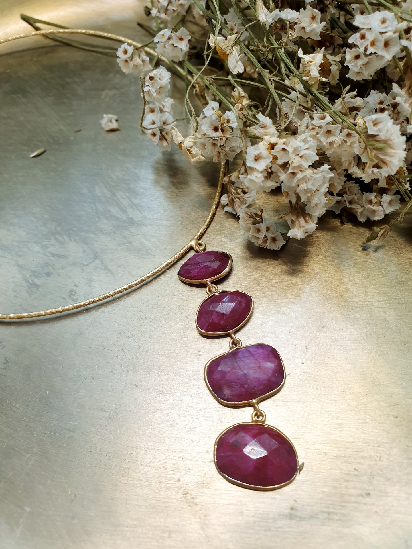 Girocollo in ottone con radice di rubino