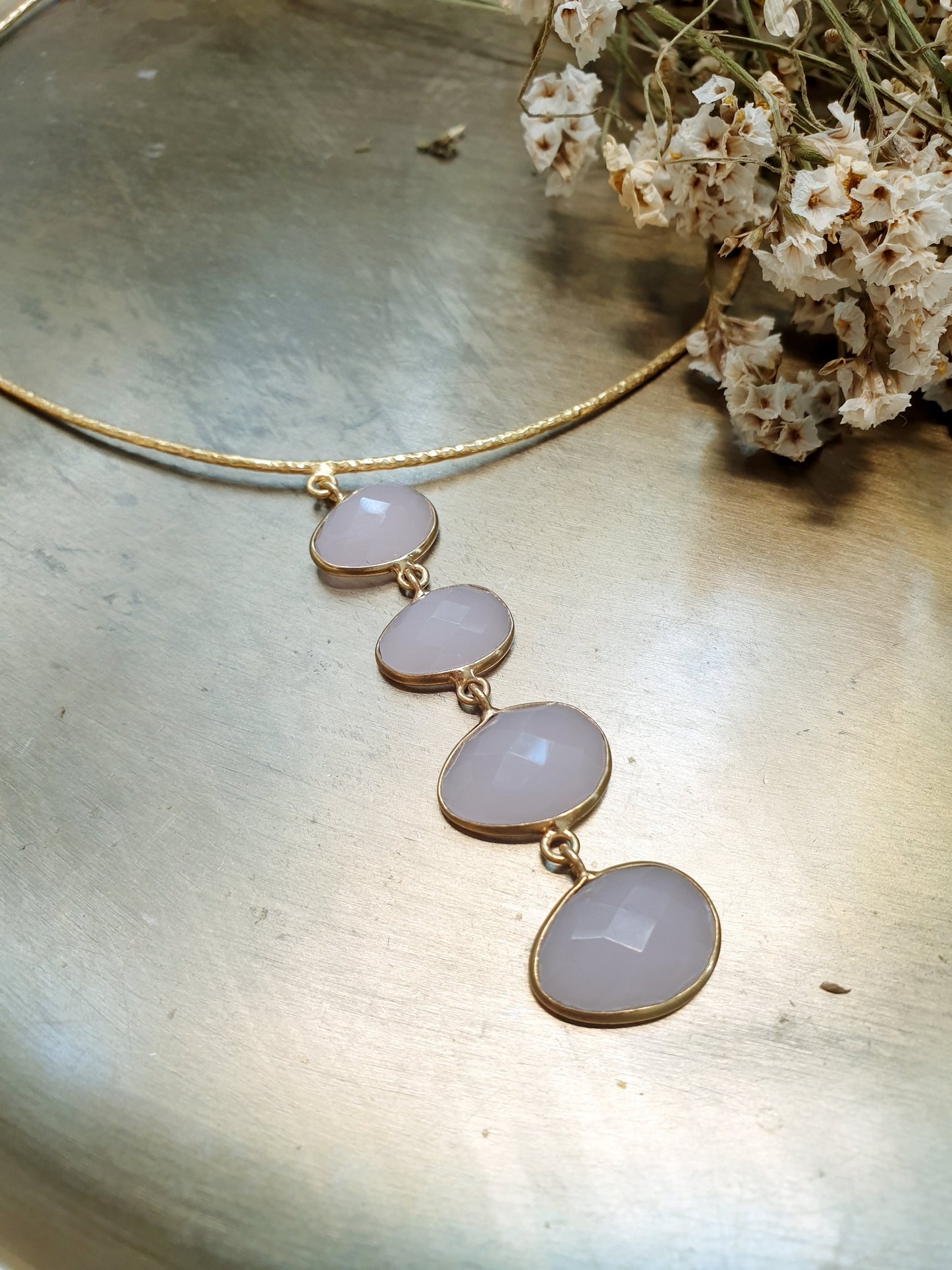 Girocollo in ottone con quarzo rosa