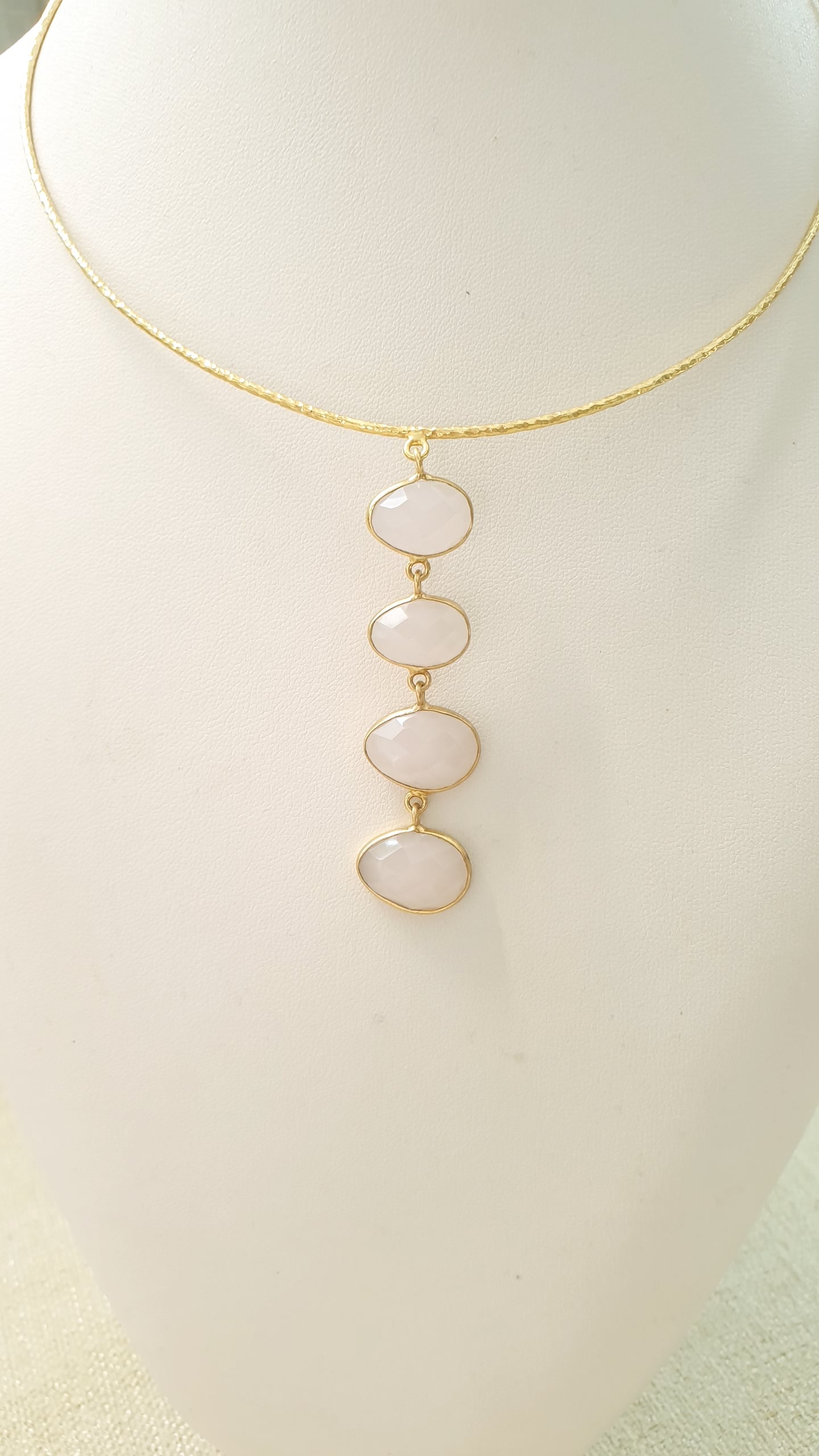 Girocollo in ottone con quarzo rosa