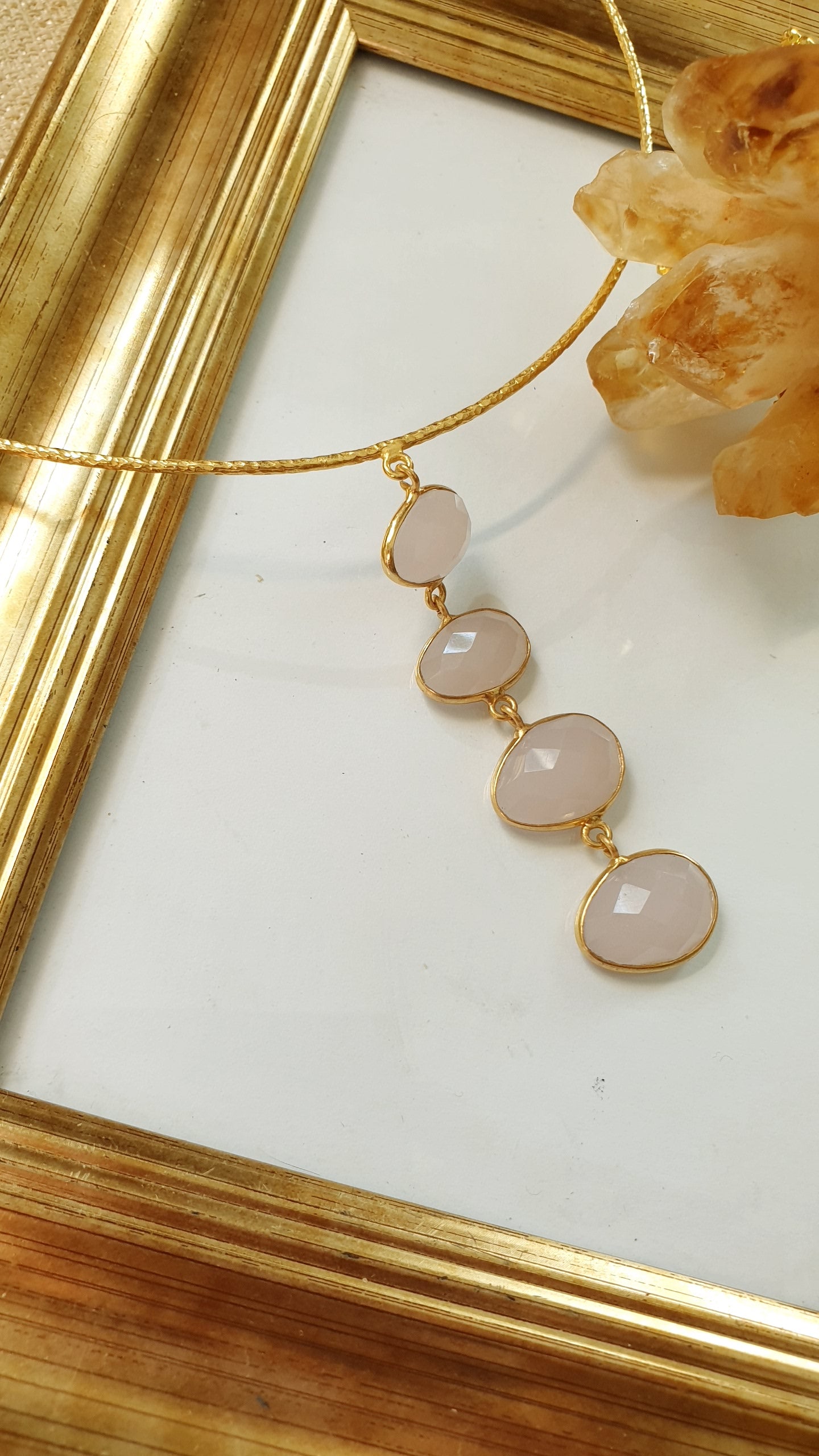 Girocollo in ottone con quarzo rosa